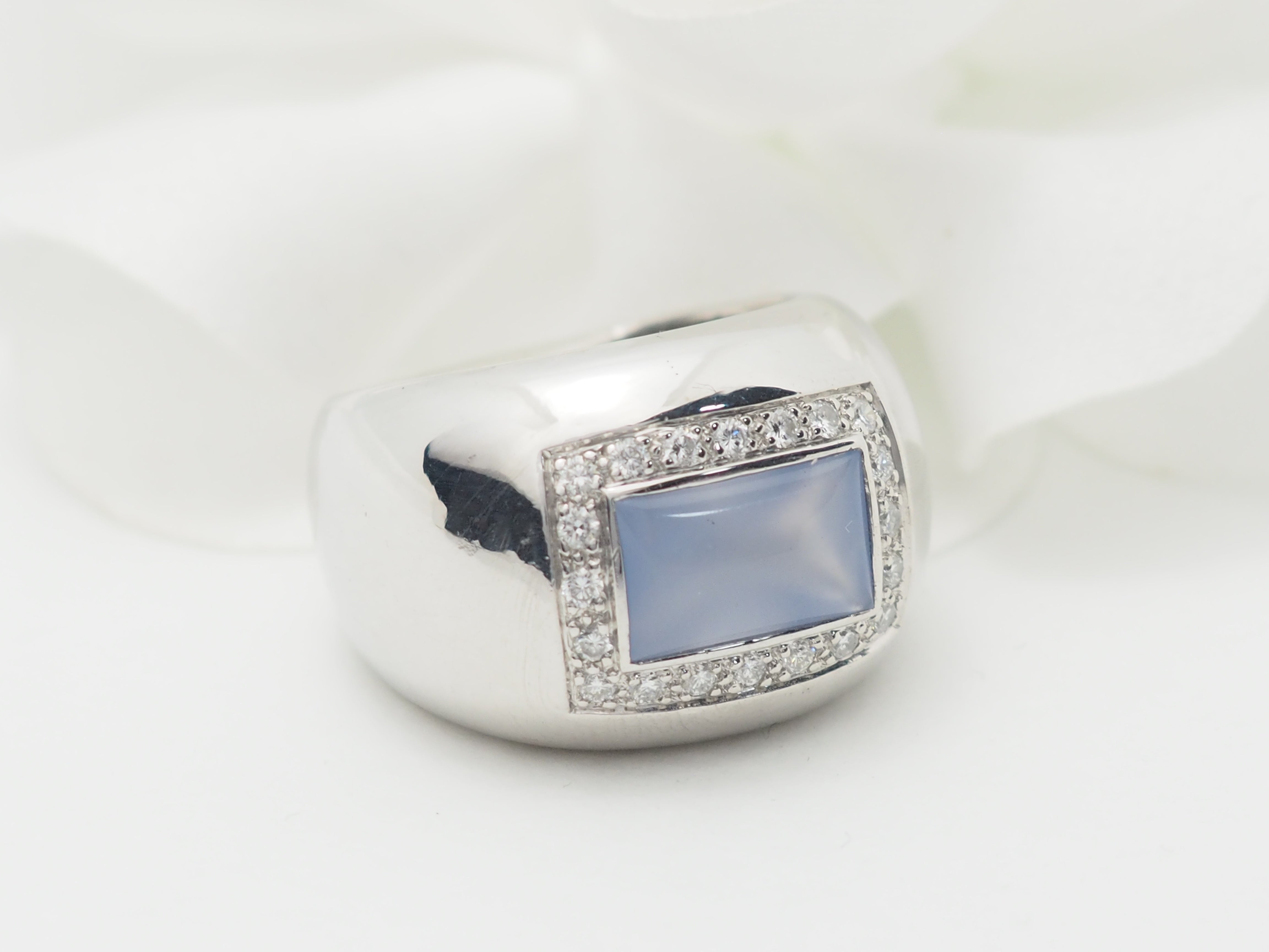 Bague Poiray en or blanc, calcédoine bleue et diamants