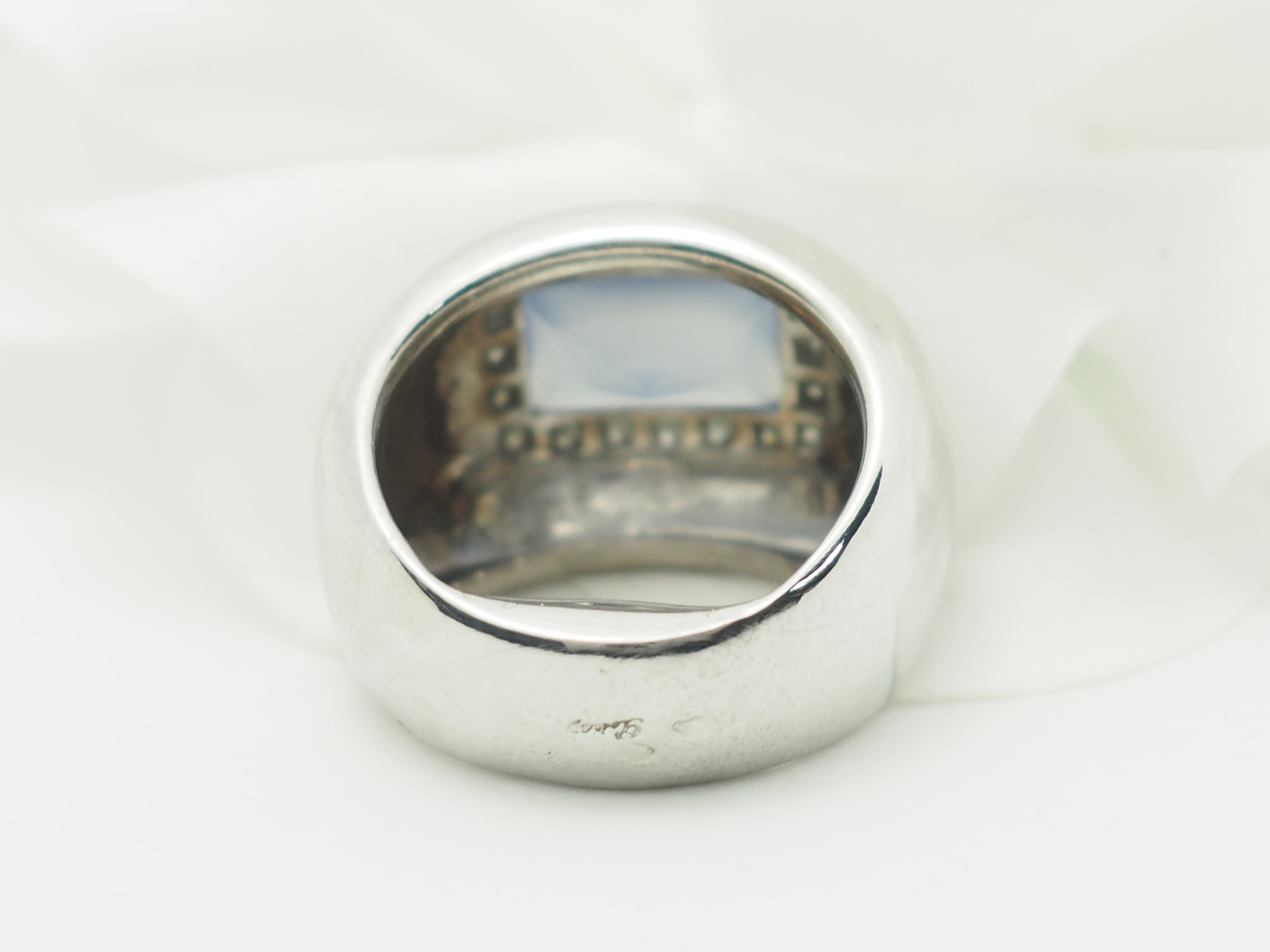 Bague Poiray en or blanc, calcédoine bleue et diamants