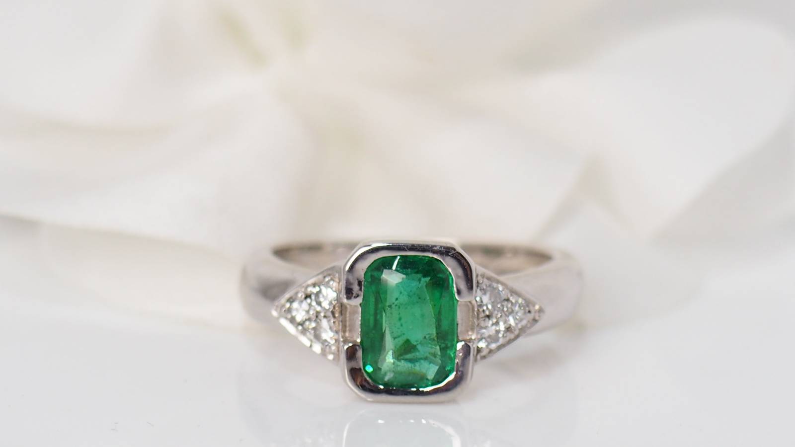 Bague en or blanc, émeraude et diamants