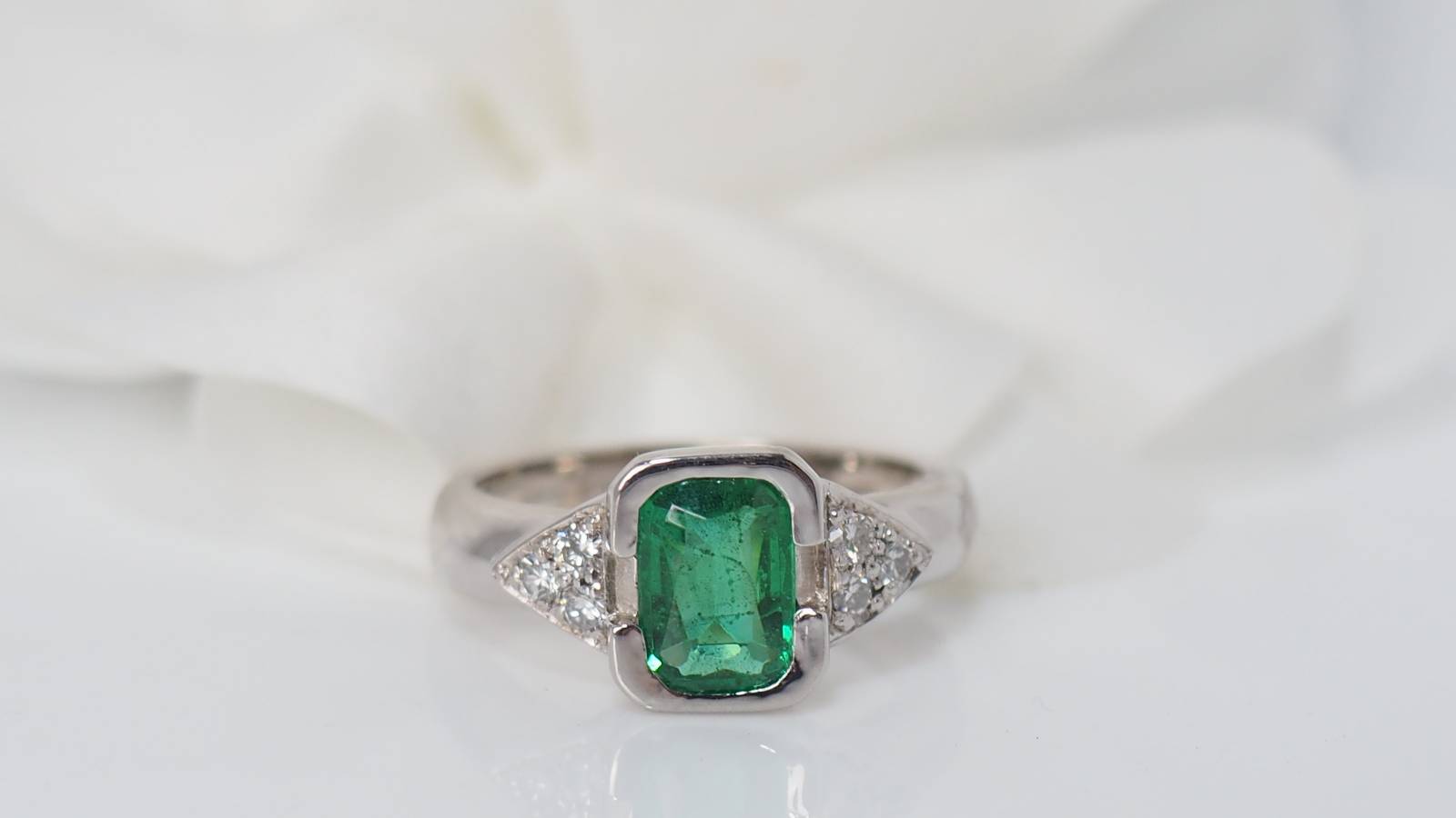 Bague en or blanc, émeraude et diamants