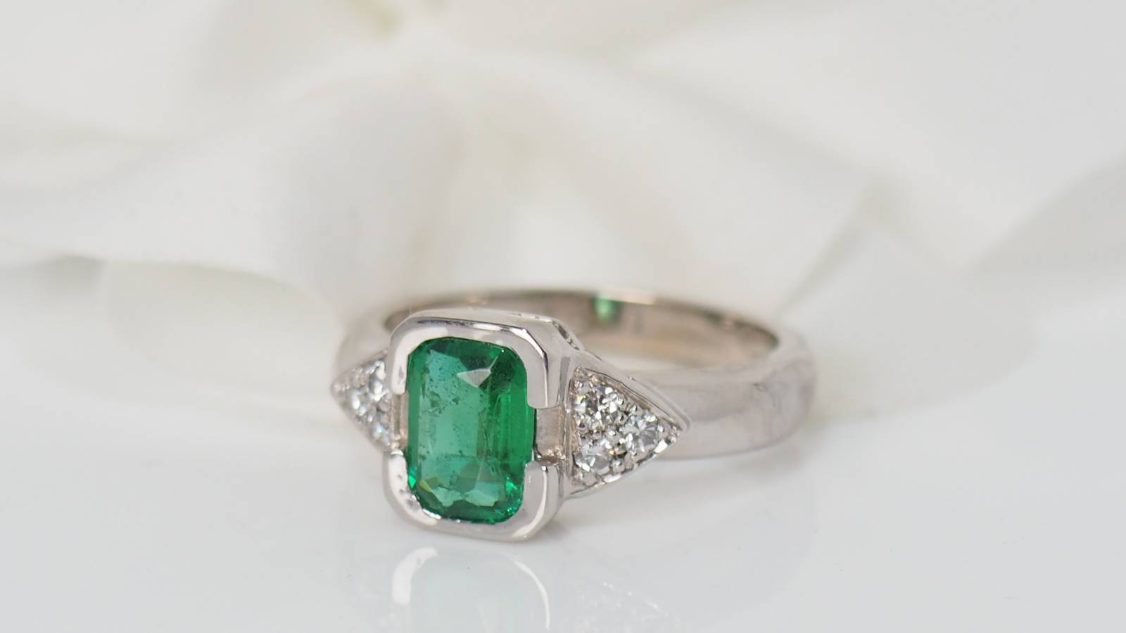 Bague en or blanc, émeraude et diamants