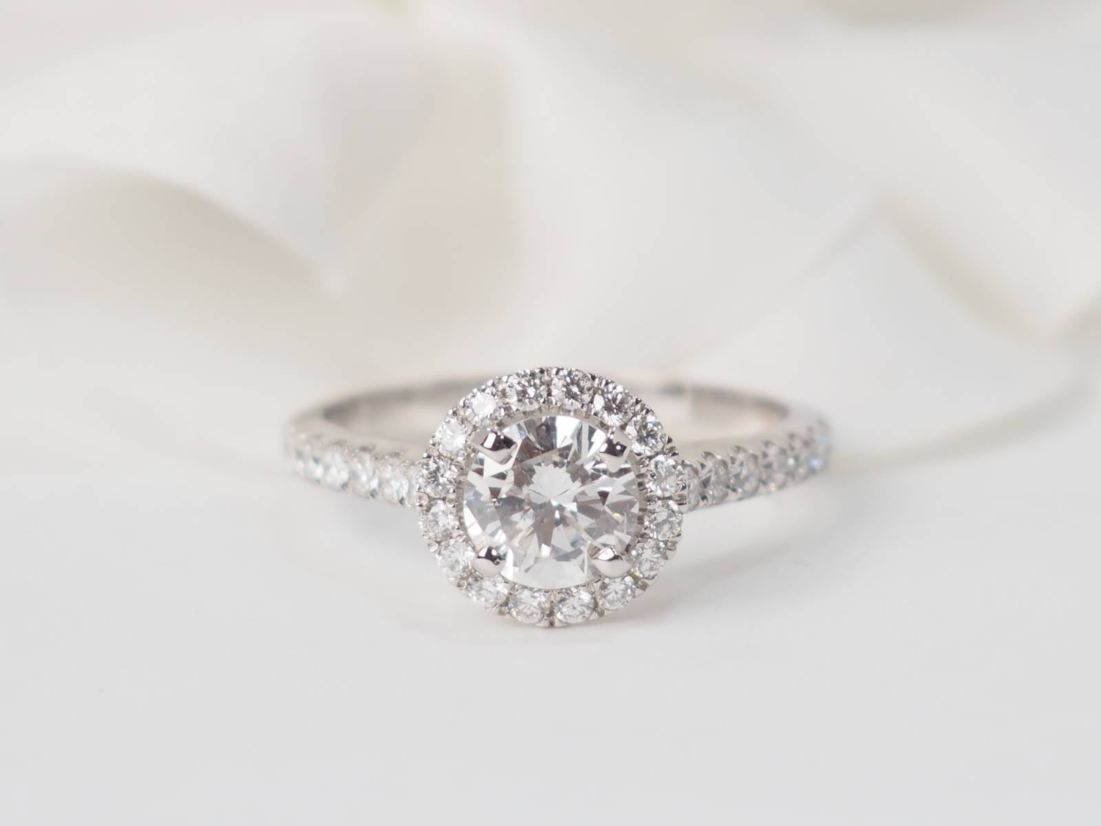 Bague solitaire en or blanc et diamants 0.82ct