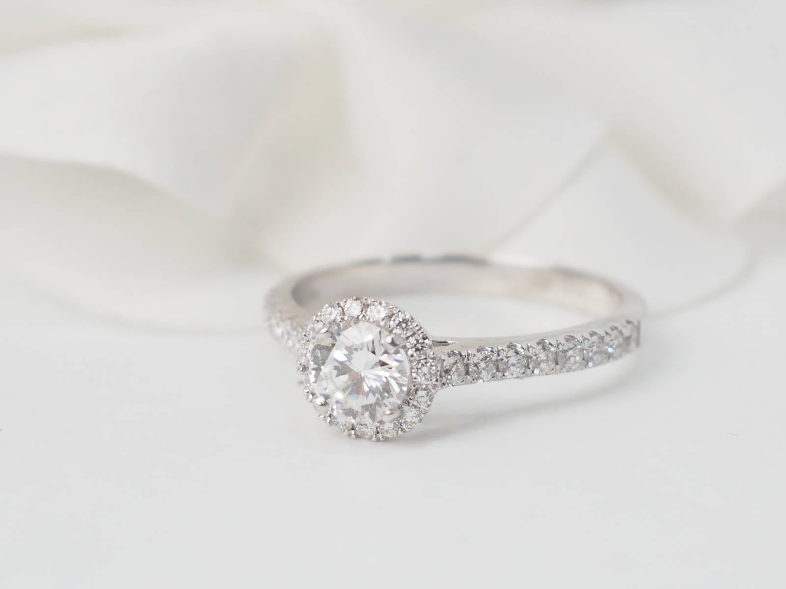 Bague solitaire en or blanc et diamant