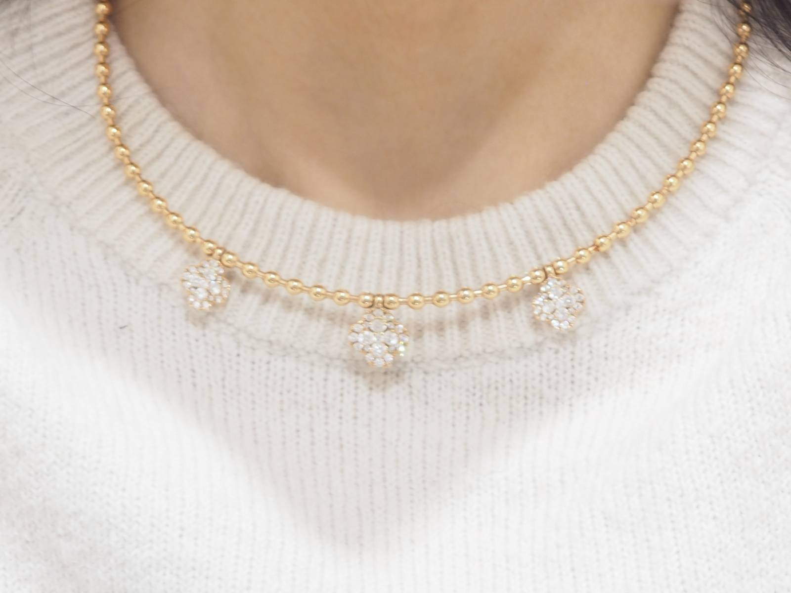 Collier boules rigide et trèfles en or rose et diamants
