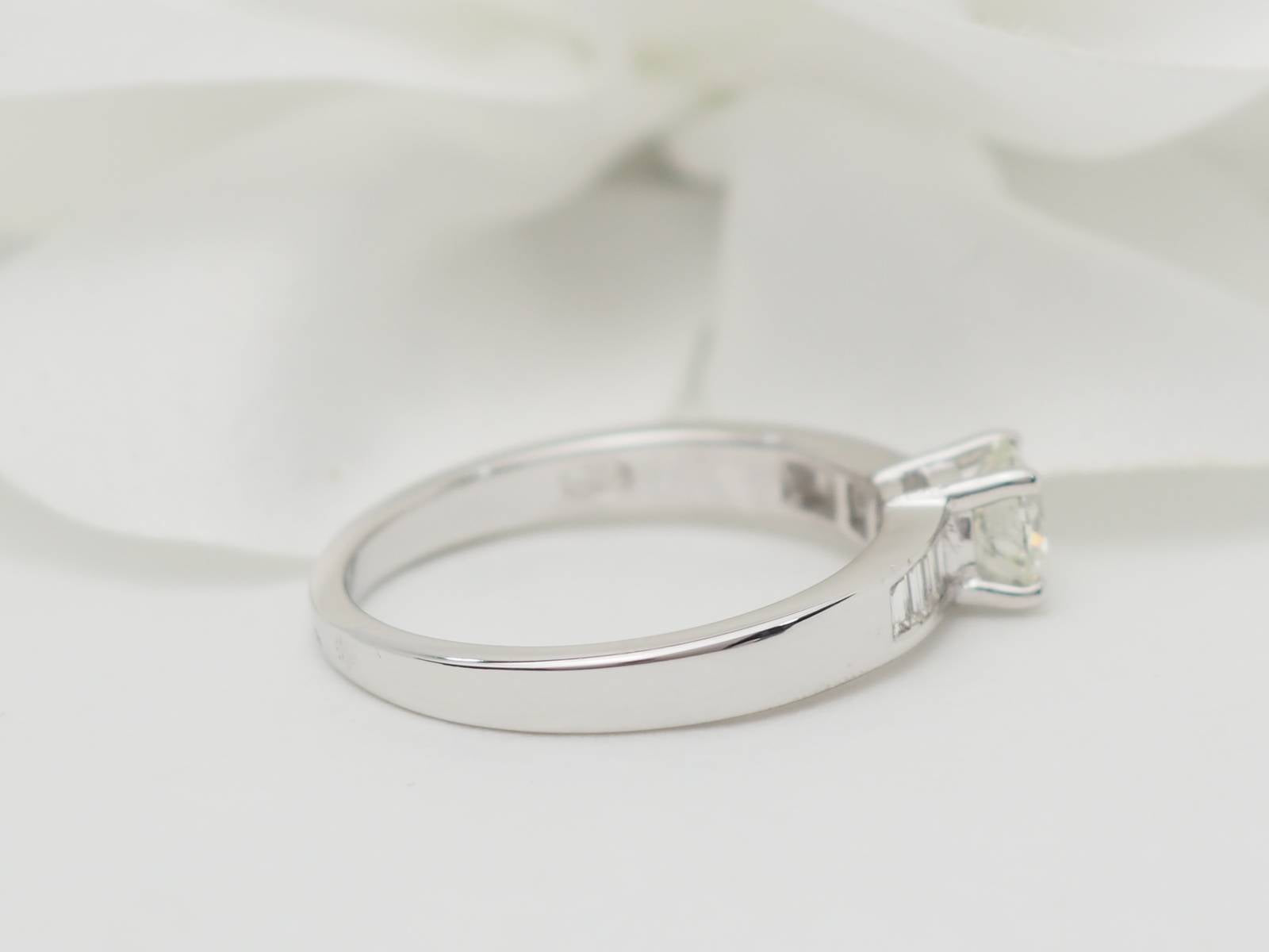 Solitaire en or blanc et diamant rond de 0,52 ct