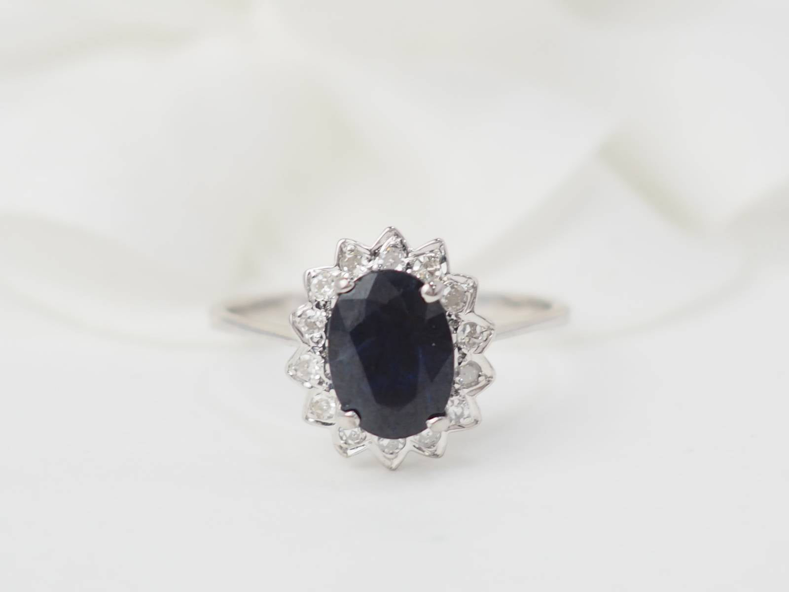 Bague marguerite en or blanc, diamants et saphir ovale
