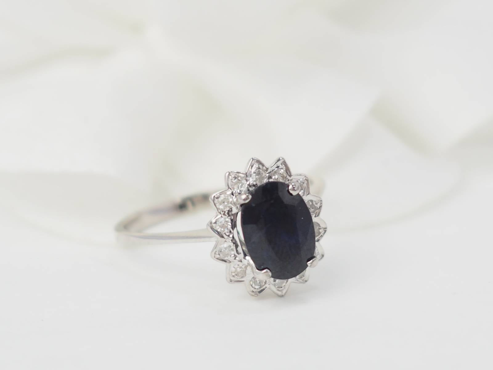 Bague marguerite en or blanc, diamants et saphir ovale