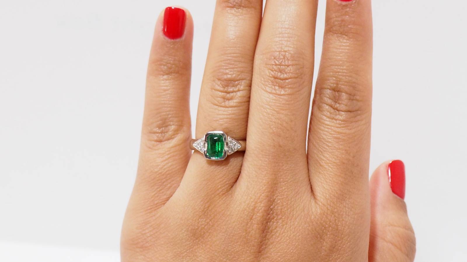 Bague en or blanc, émeraude et diamants