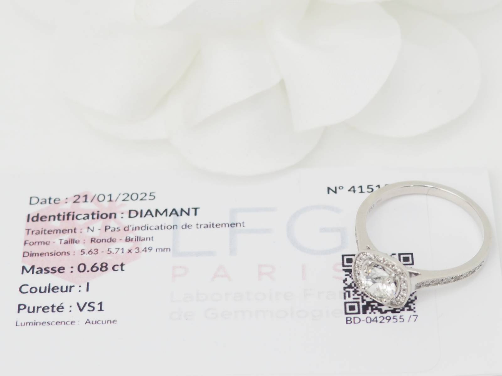 Bague solitaire en or blanc et diamants 0.68ct