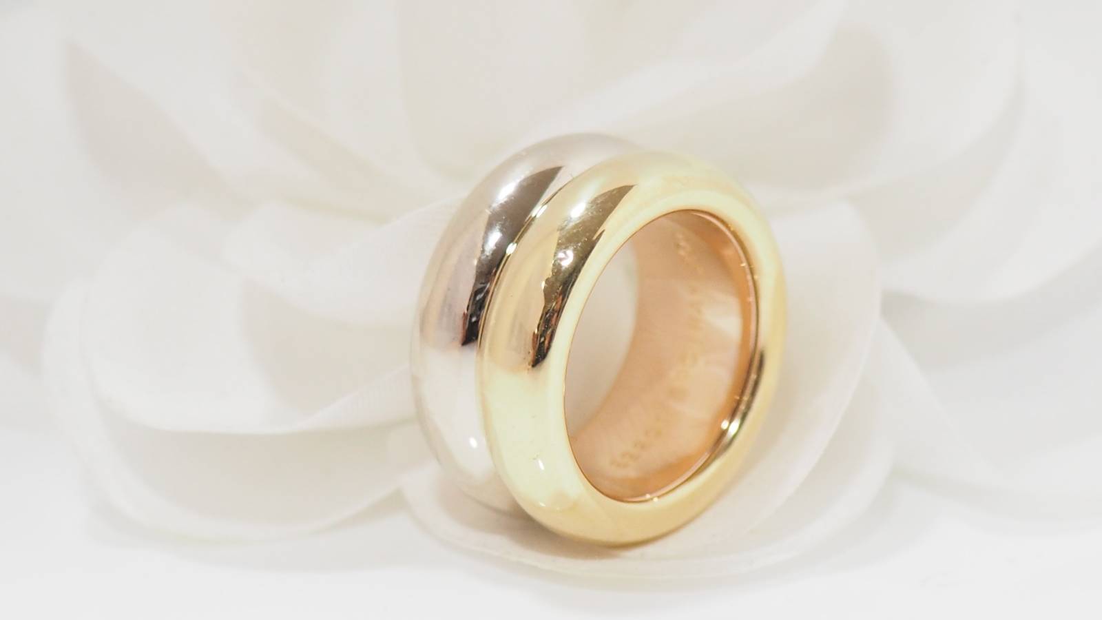 Poiray "Symbol" ring in three golds
