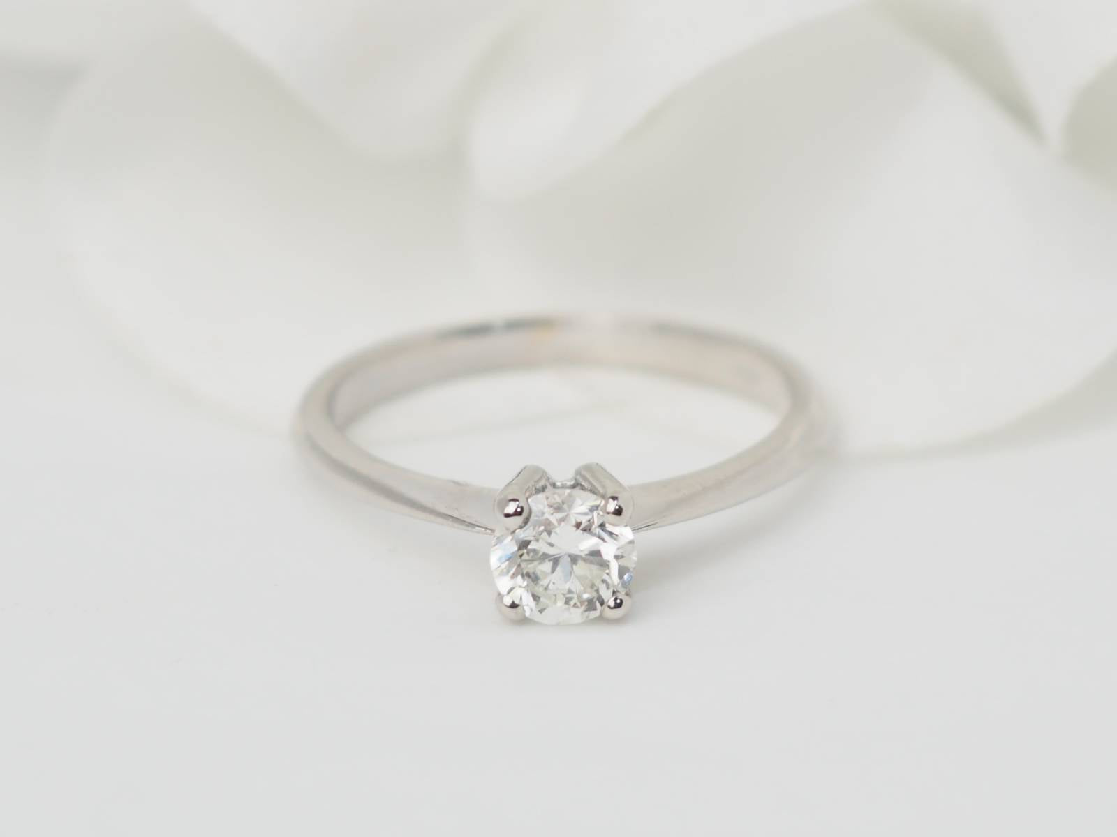 Bague solitaire en or blanc et diamant 0.51ct