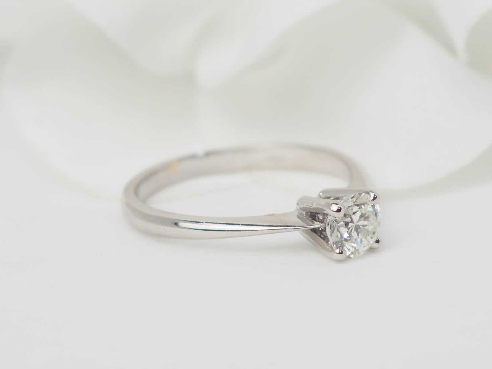 Bague solitaire en or blanc et diamant 0.51ct