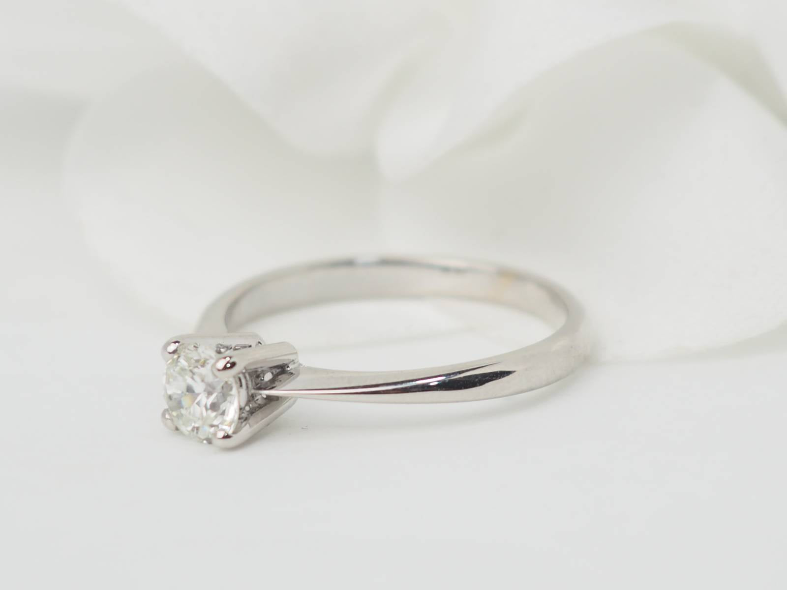 Bague solitaire en or blanc et diamant 0.51ct