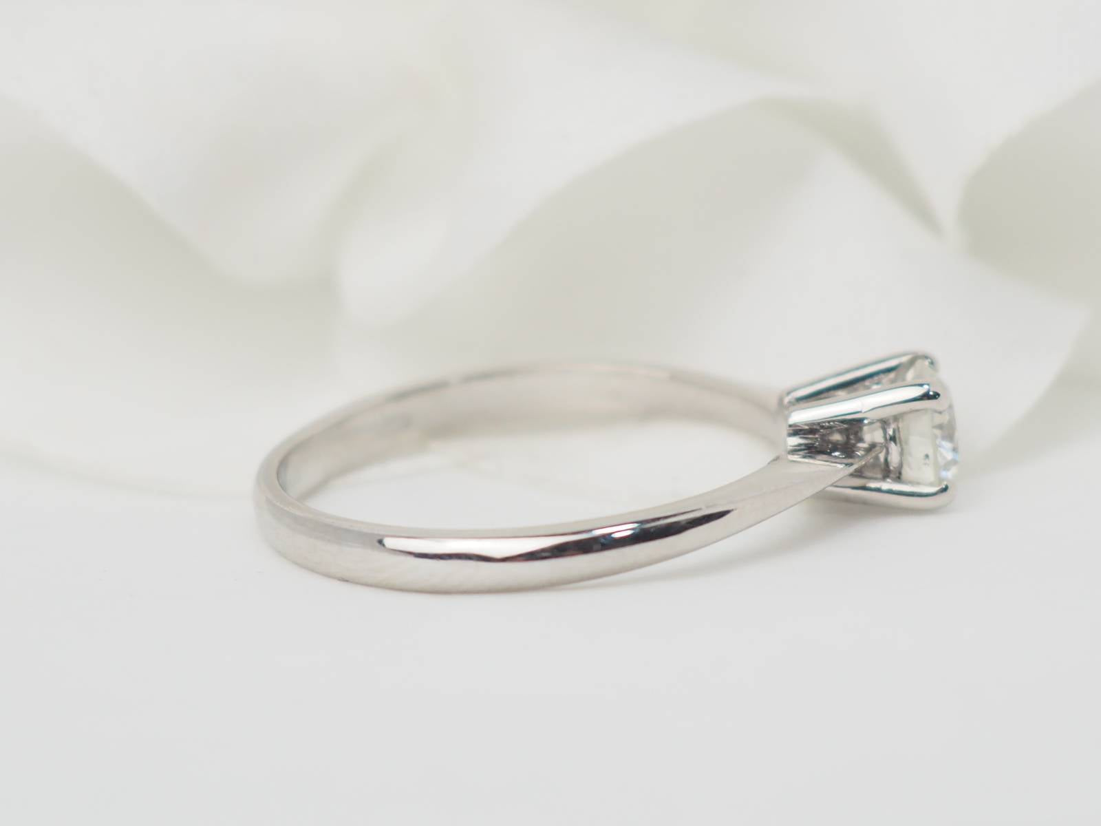 Bague solitaire en or blanc et diamant 0.51ct