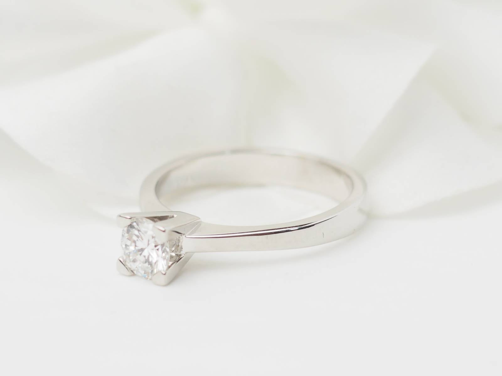 Bague solitaire en or blanc et diamant 0.51ct