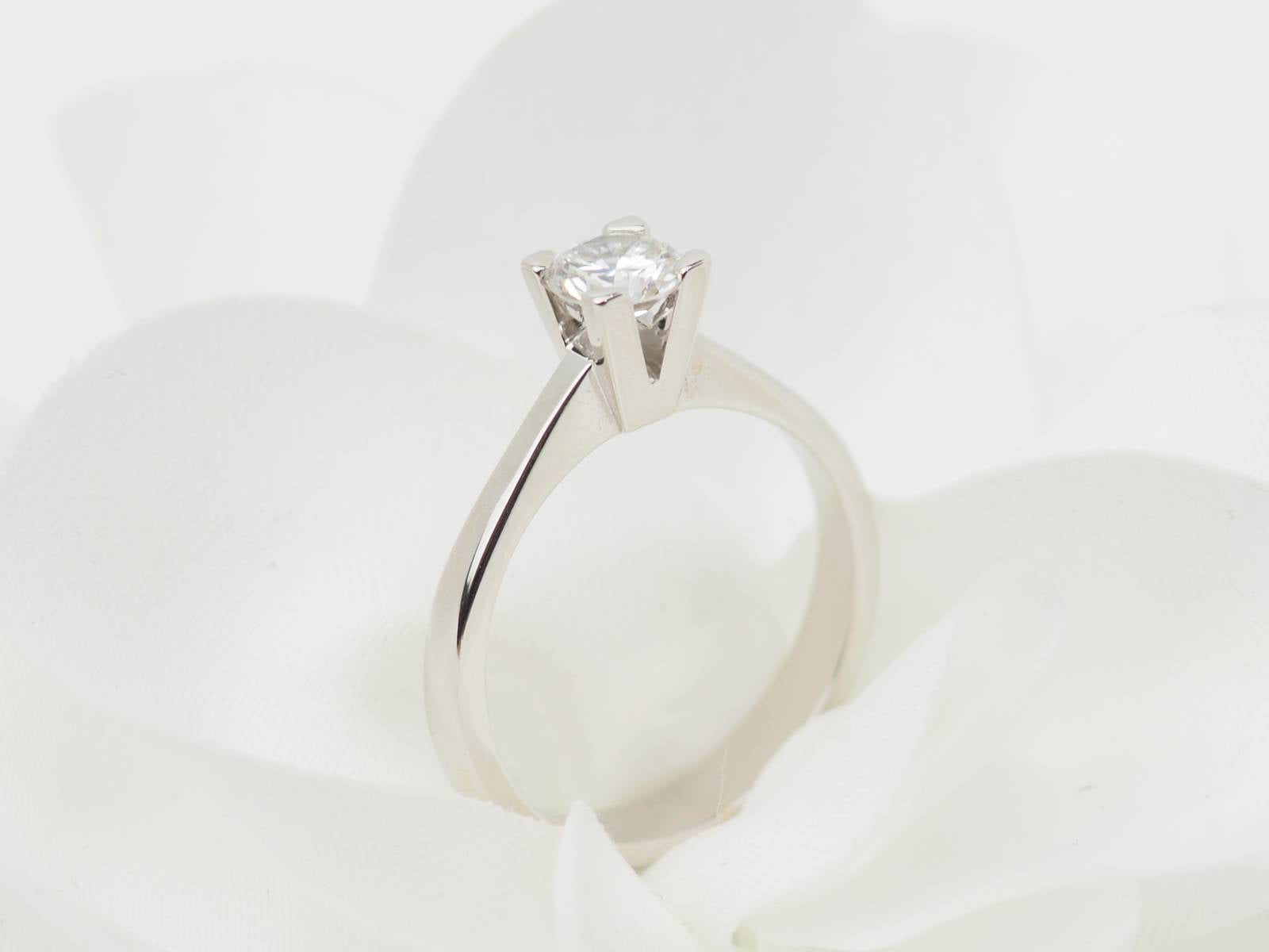 Bague solitaire en or blanc et diamant 0.51ct