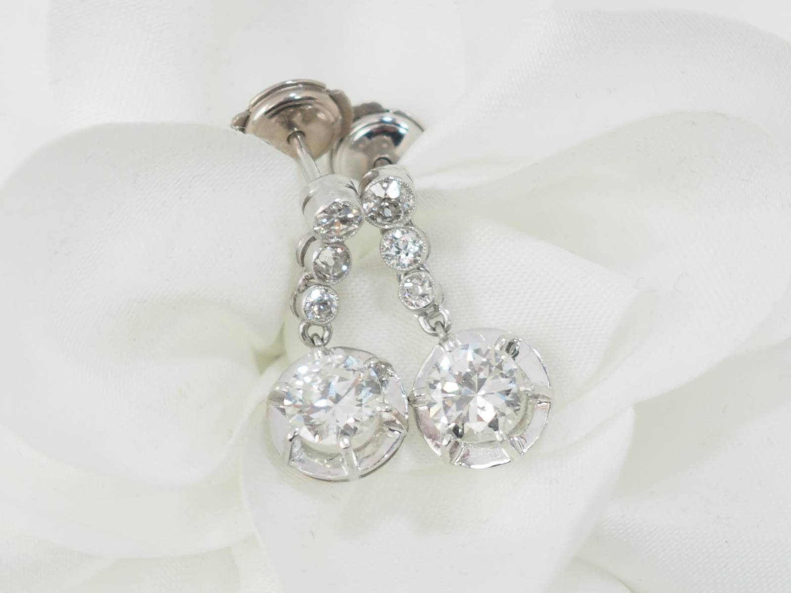 Dormeuses anciennes en or blanc et diamants