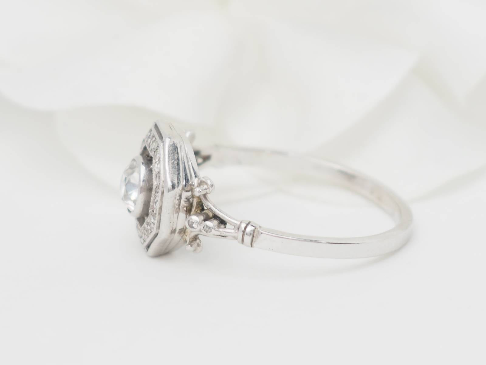 Bague hexagonale en or blanc et diamants