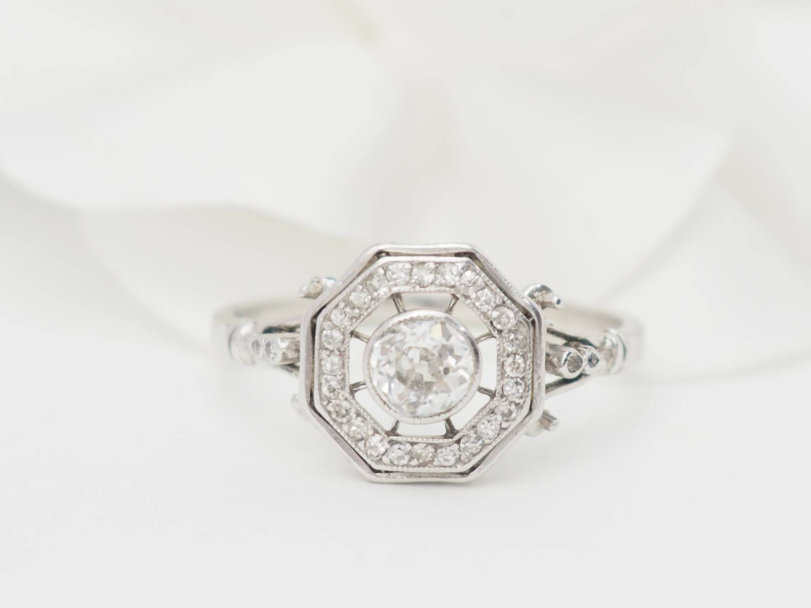 Bague hexagonale en or blanc et diamants