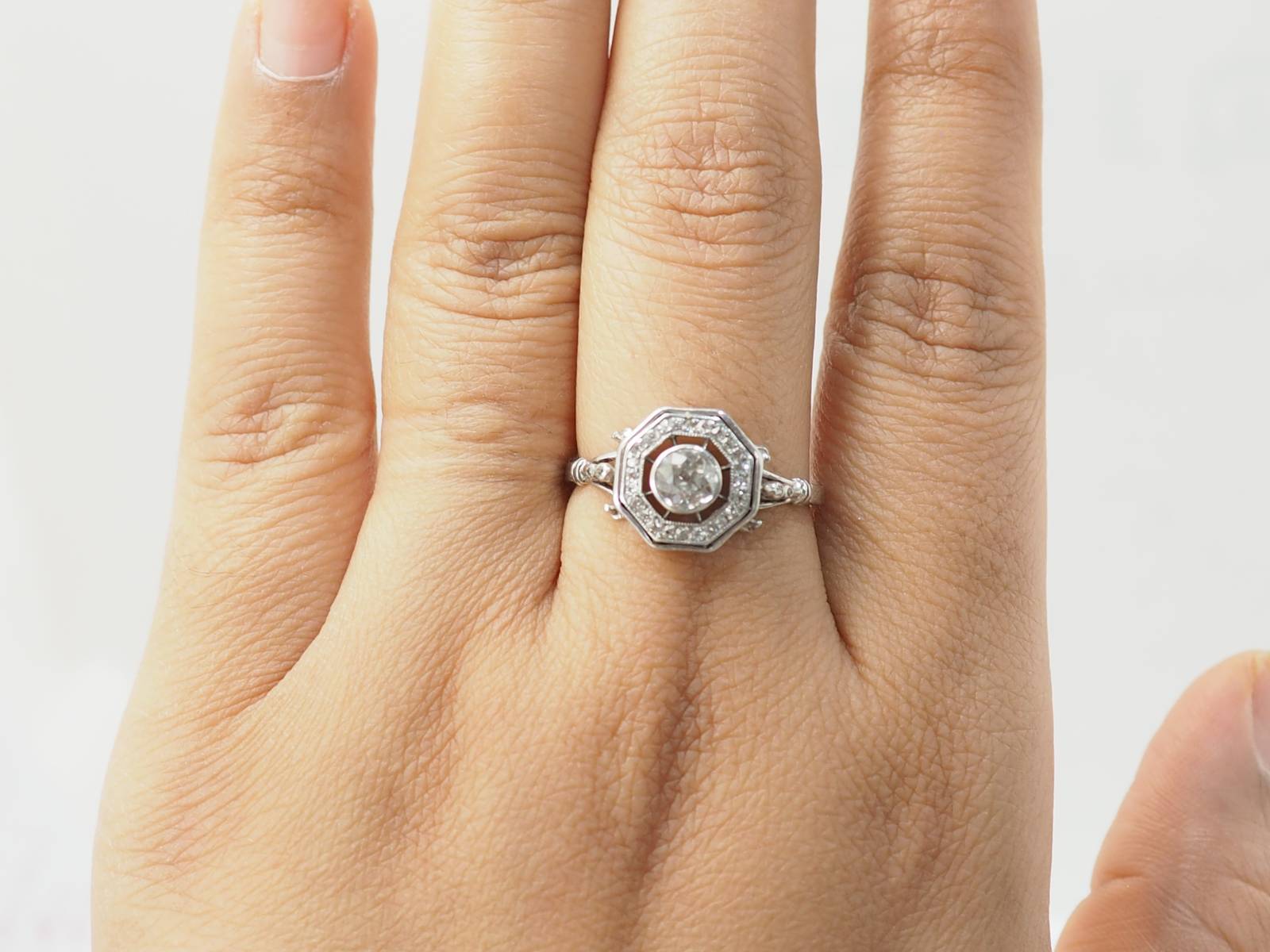 Bague hexagonale en or blanc et diamants