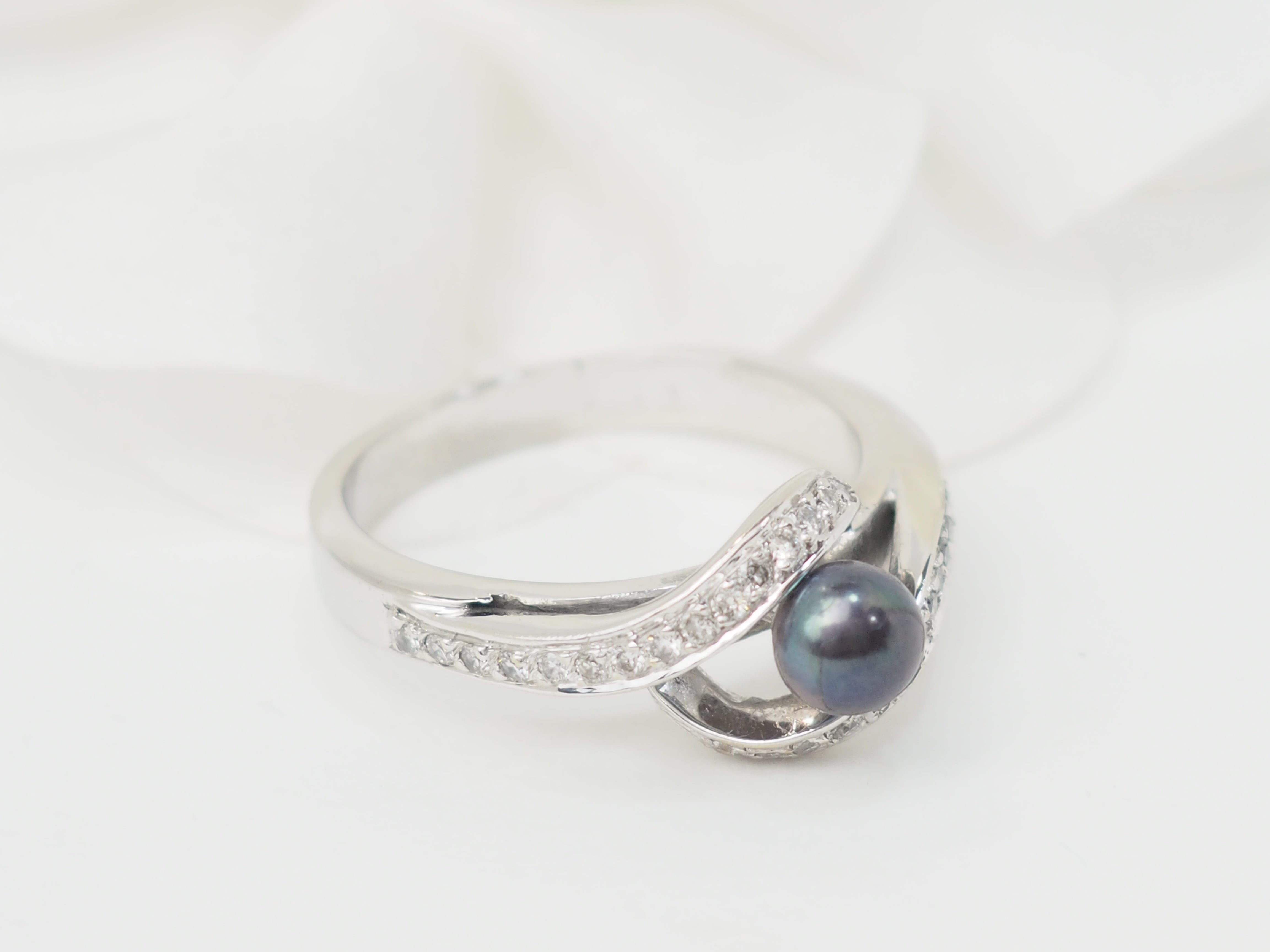 Bague en or blanc, perle de Tahiti et diamants