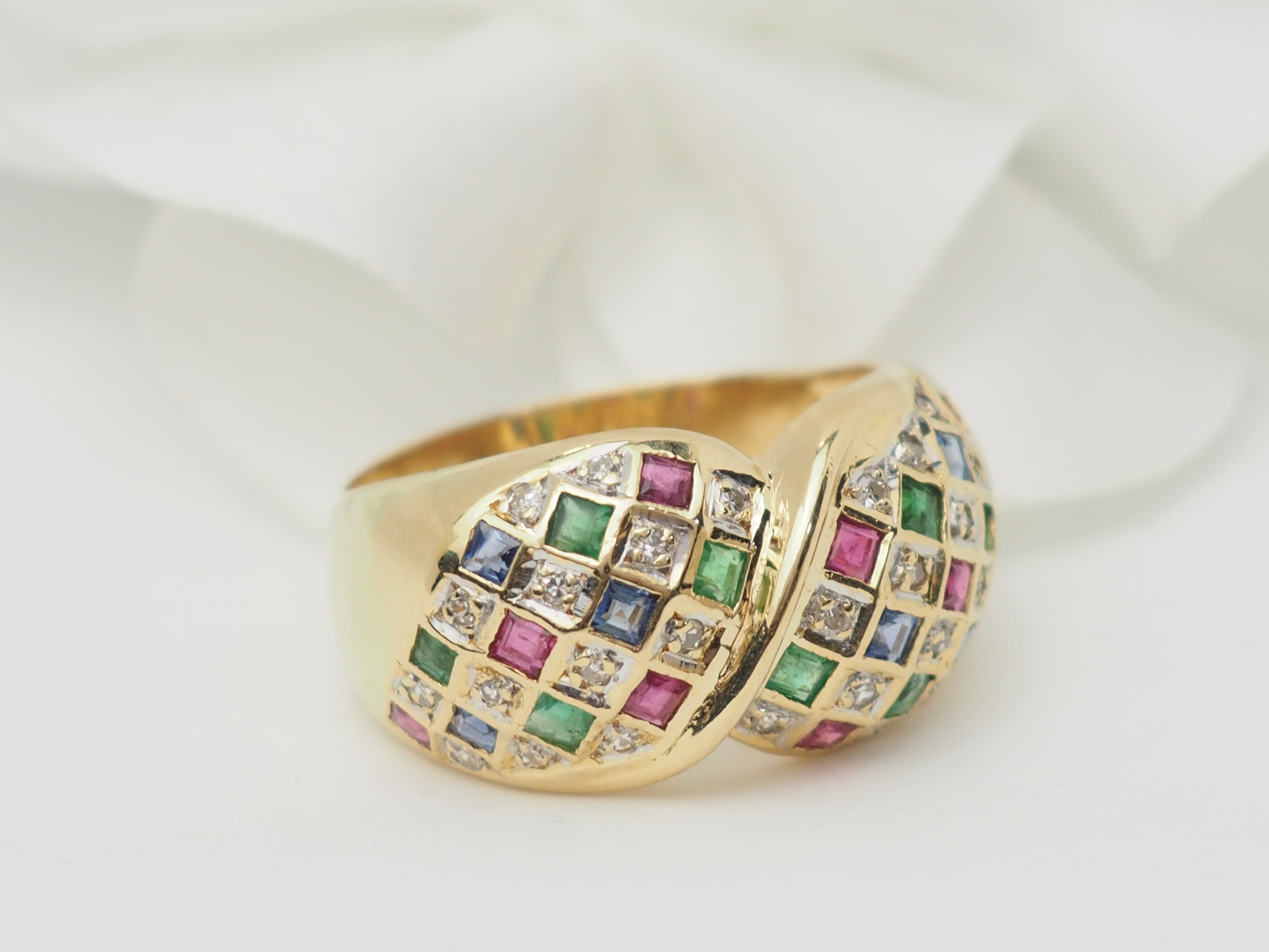 Bague pavée en or jaune, diamants et pierres précieuses