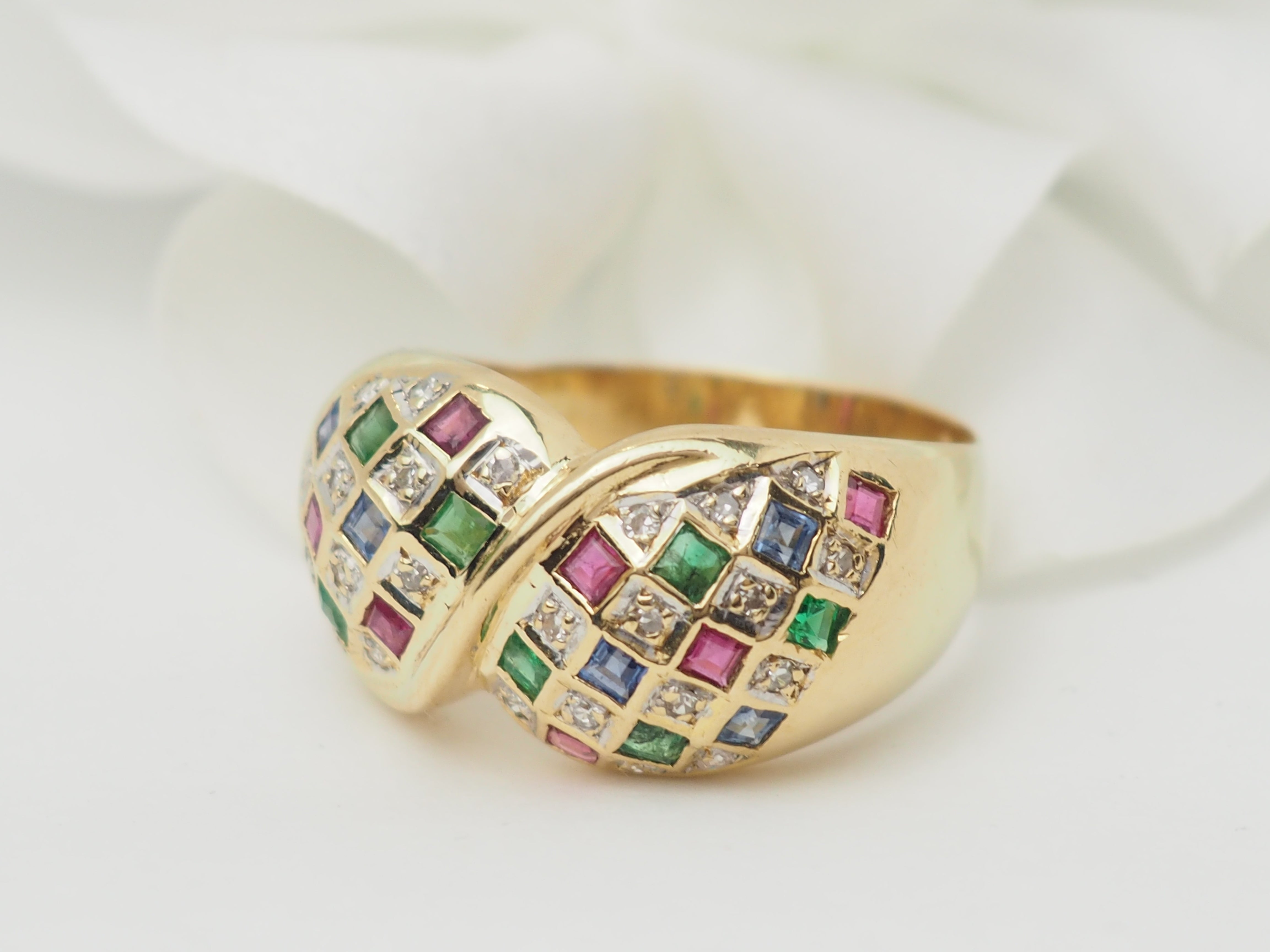 Bague pavée en or jaune, diamants et pierres précieuses