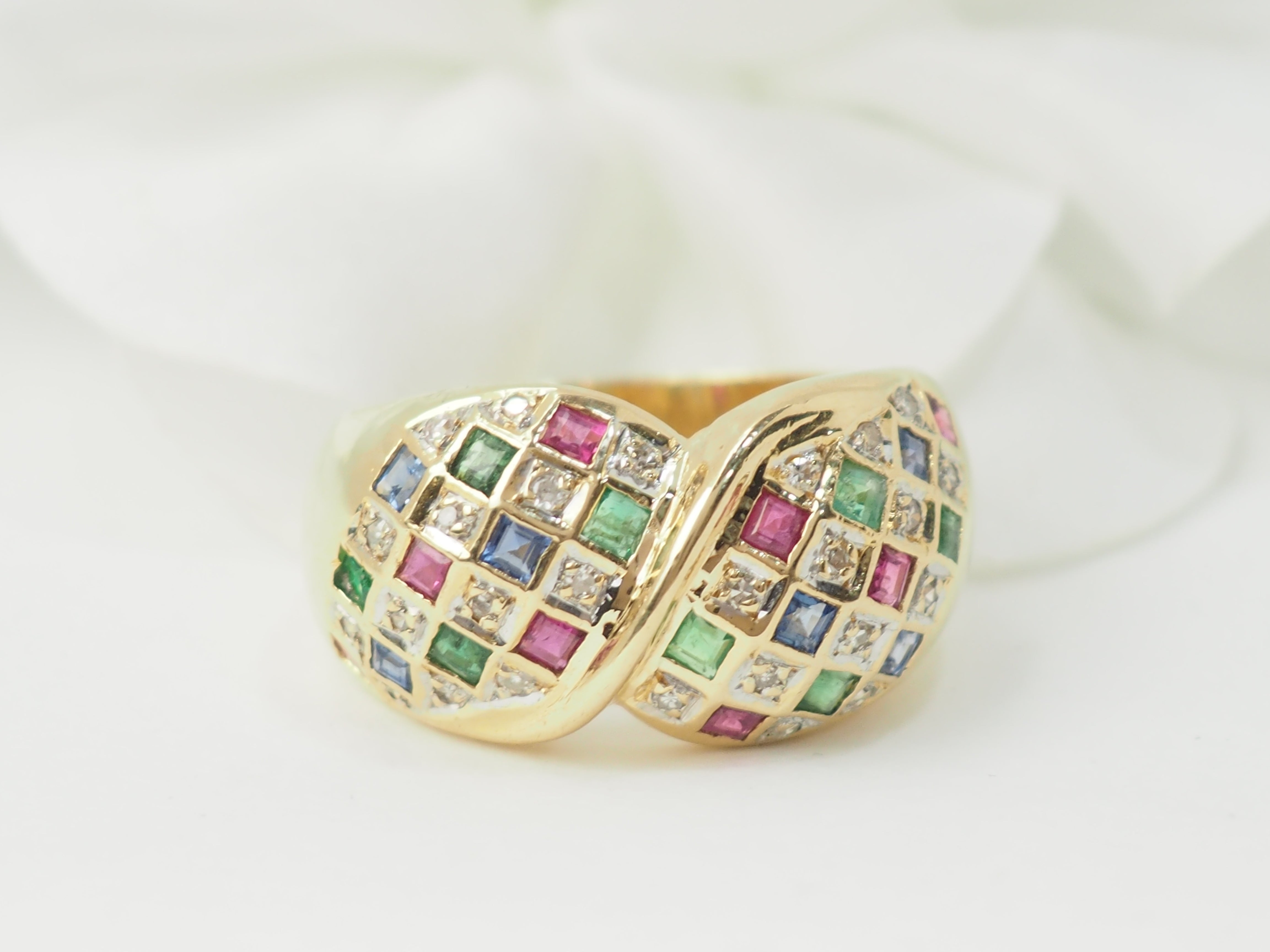 Bague pavée en or jaune, diamants et pierres précieuses