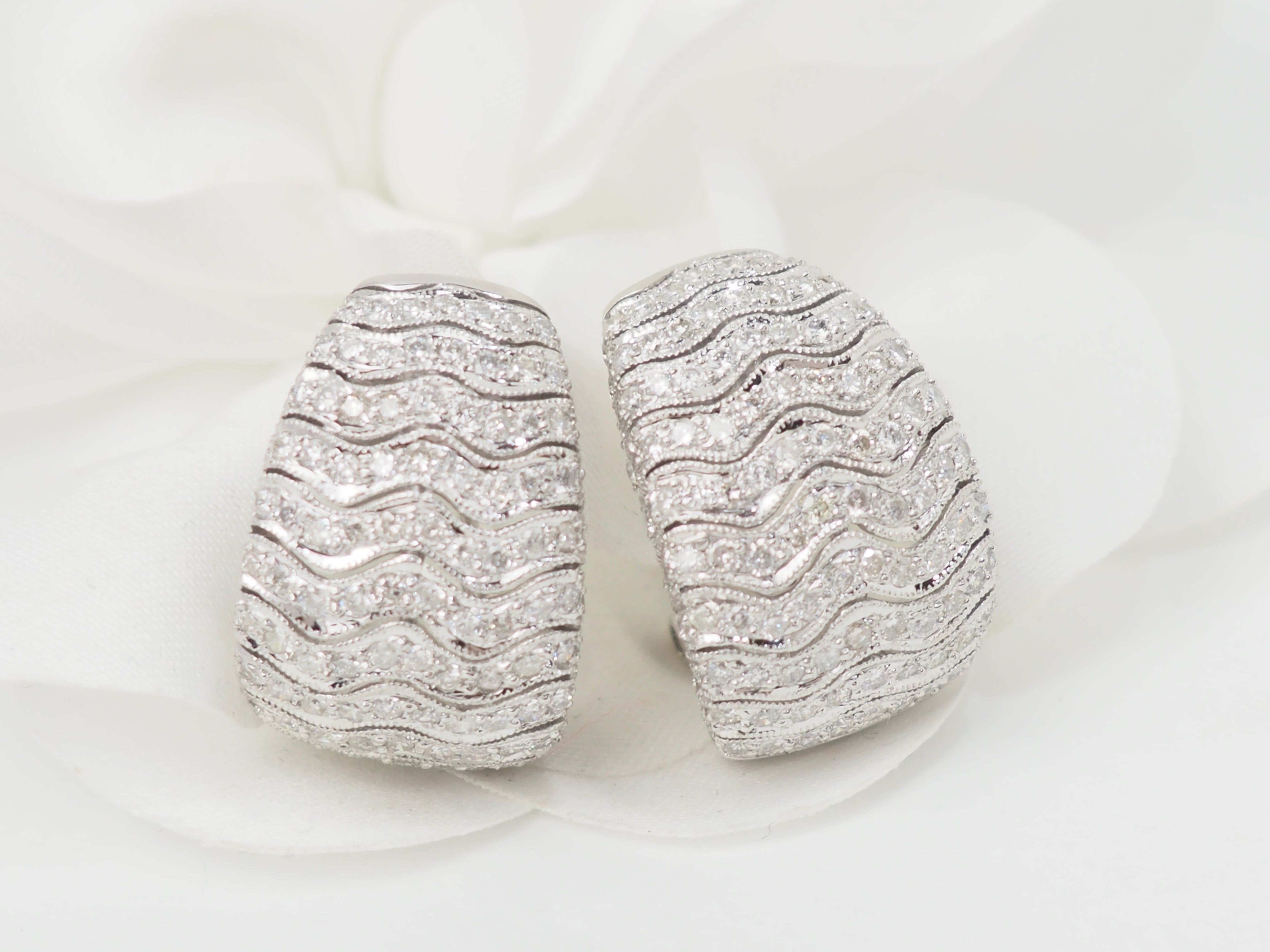 Boucles d'oreilles importantes en or blanc et pavage de diamants