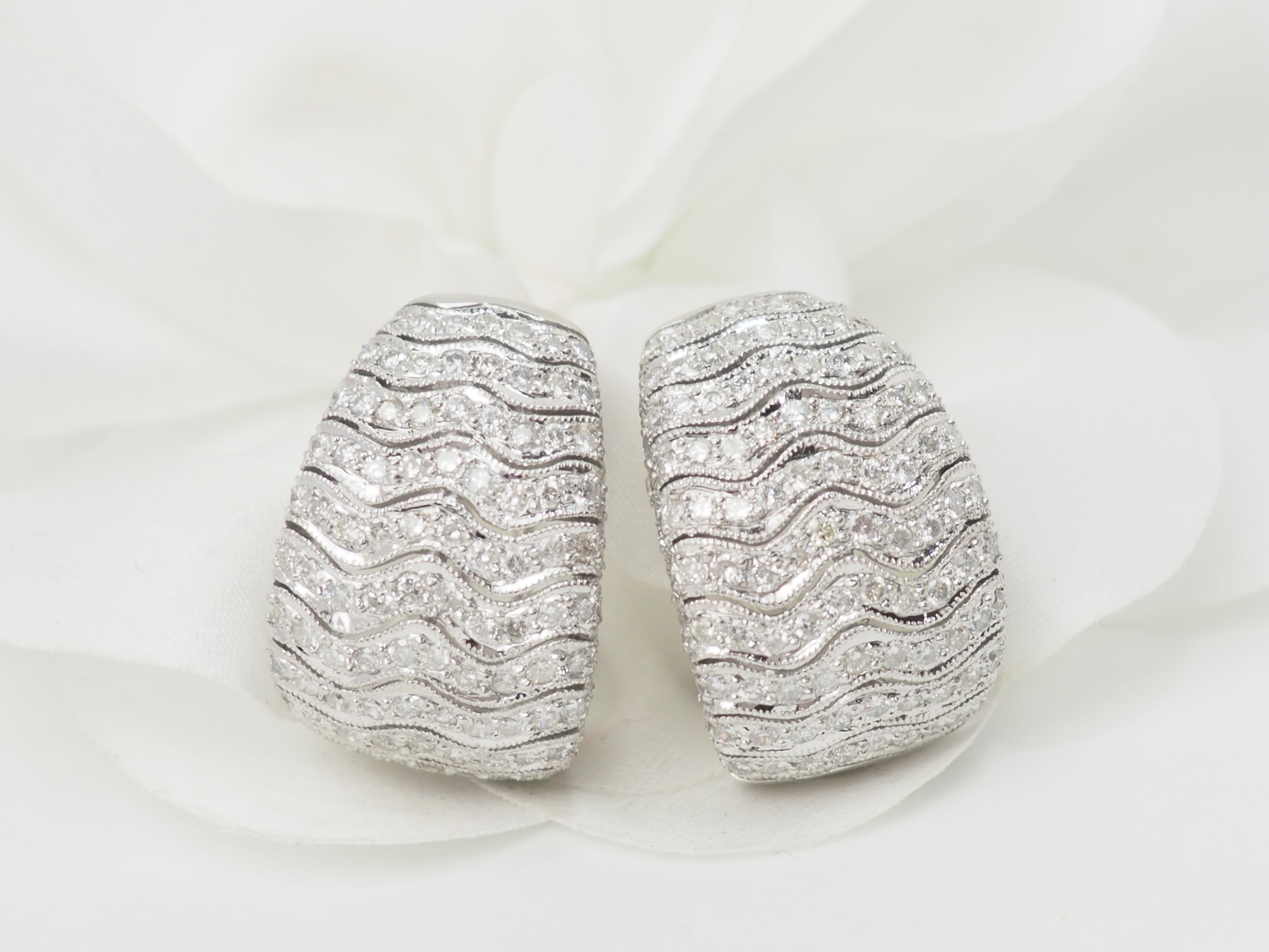 Boucles d'oreilles importantes en or blanc et pavage de diamants