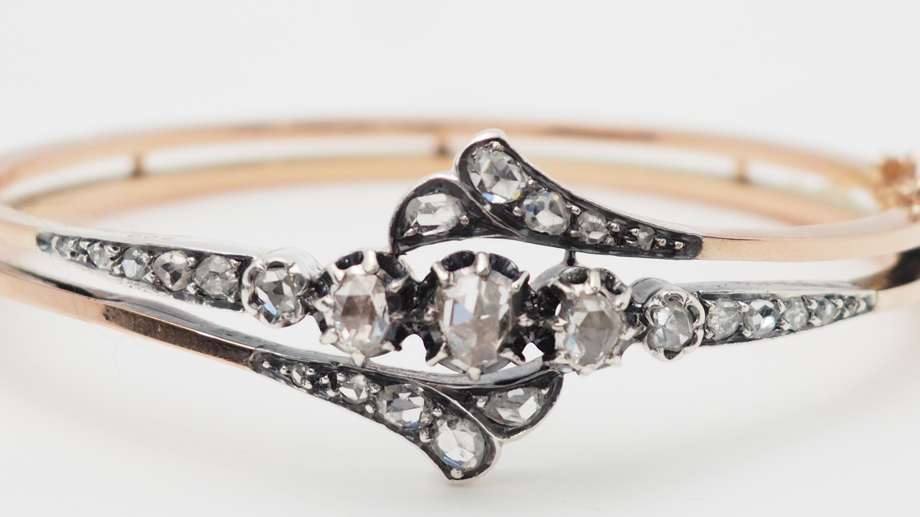 Bracelet ancien du XIX ème siècle en or rose et argent serti de diamants