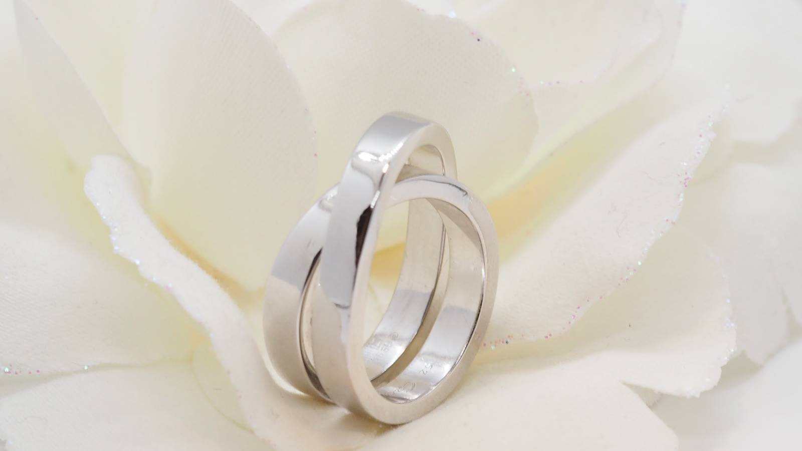 Bague Cartier vintage Paris Nouvelle Vague en or blanc