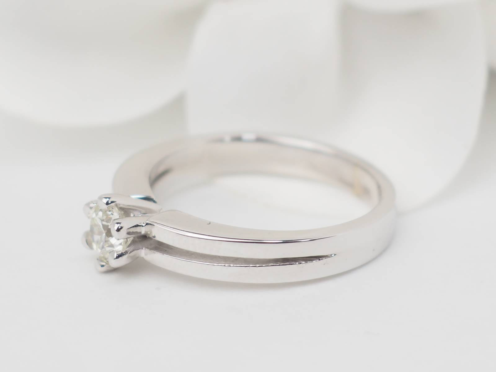 Bague Solitaire en or blanc et diamant 0.45ct