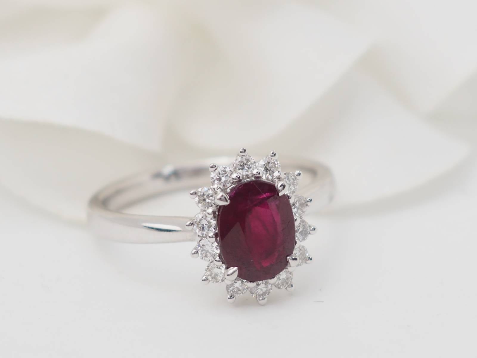 Bague entourage en or or blanc, rubis 0.95ct et diamants