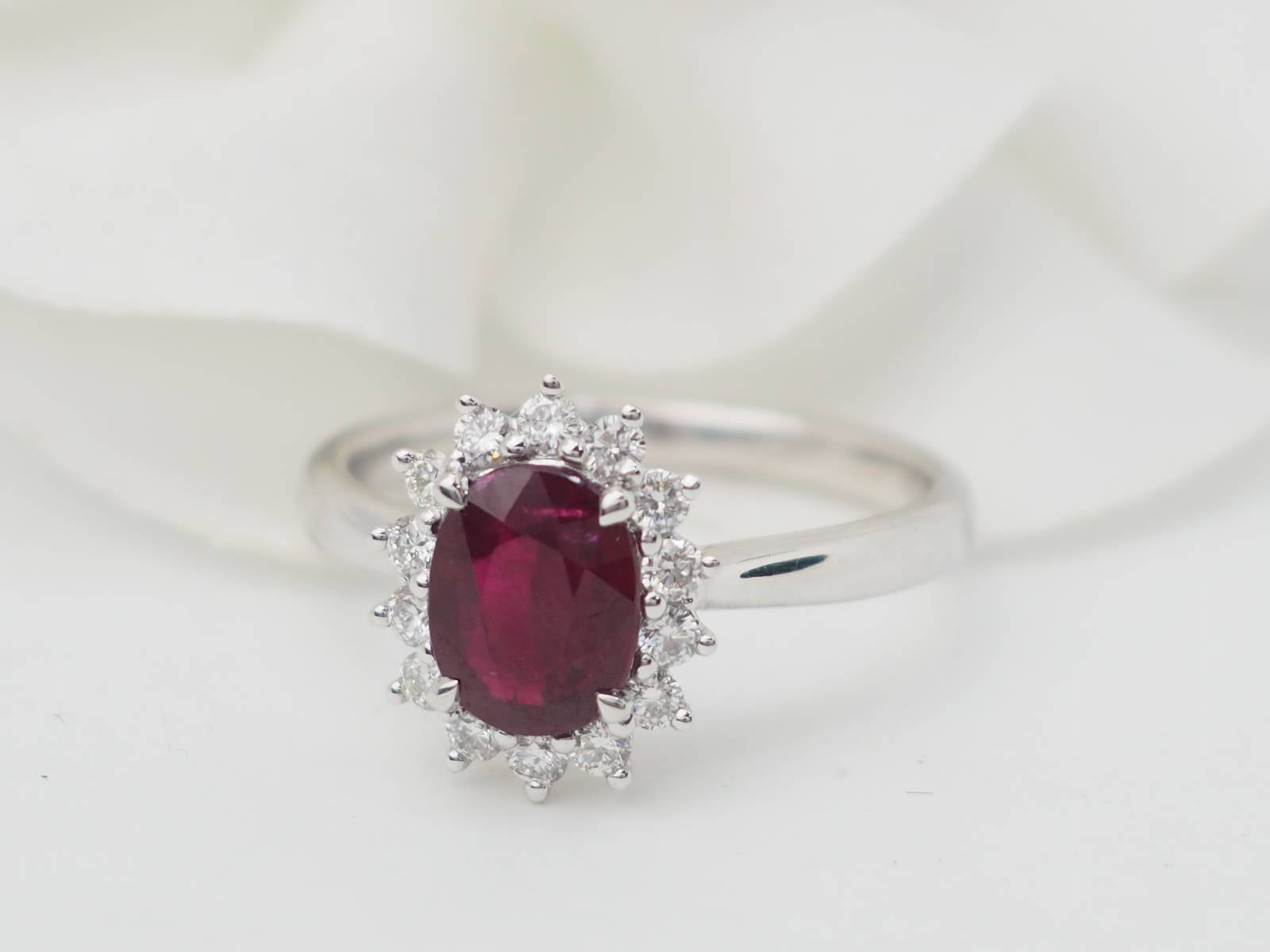 Bague entourage en or or blanc, rubis 0.95ct et diamants