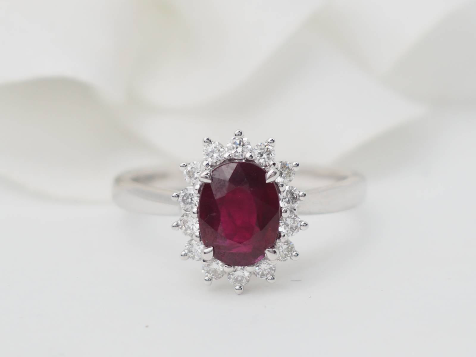 Bague entourage en or or blanc, rubis 0.95ct et diamants