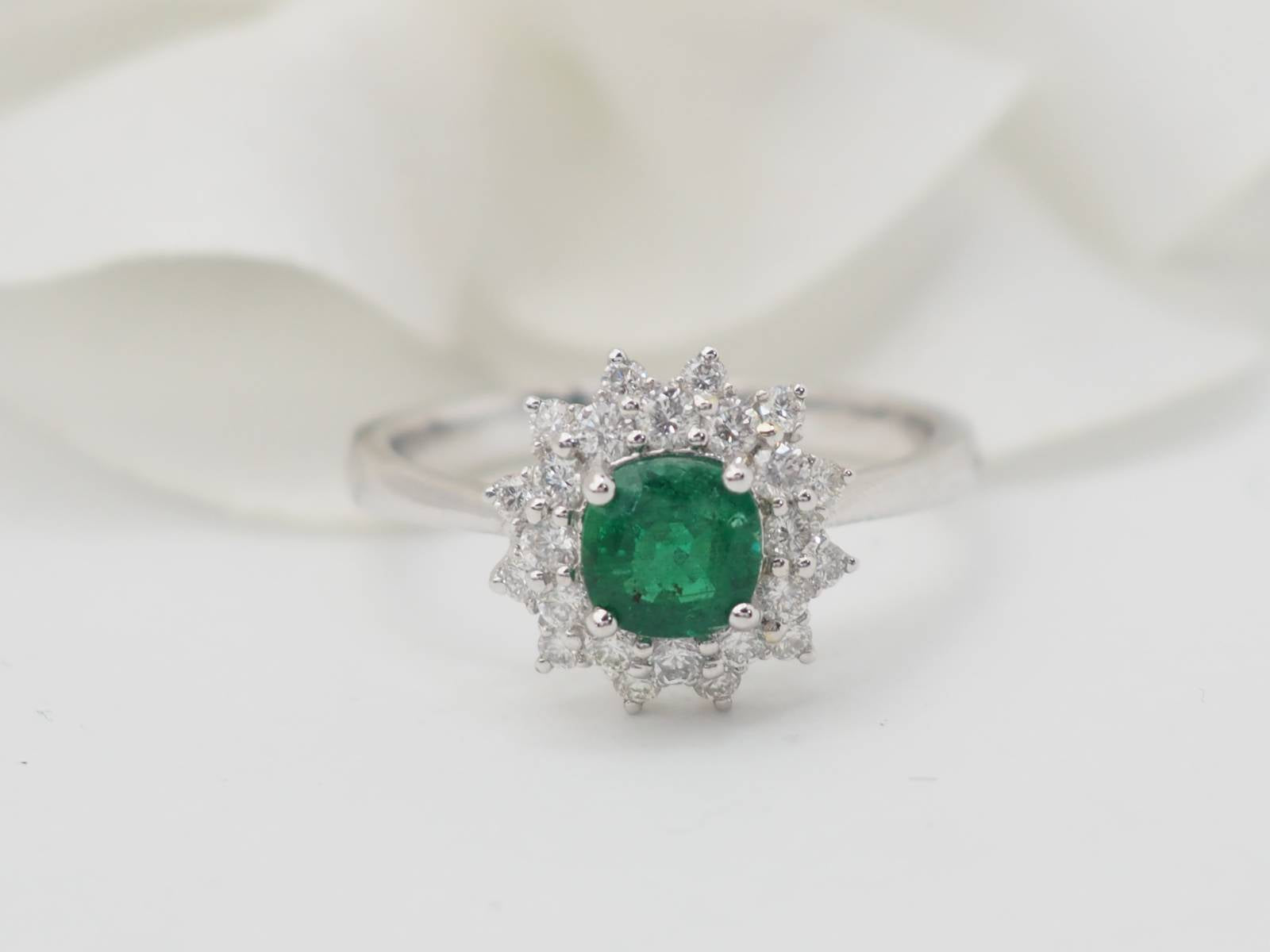 Bague double entourage en or blanc, émeraude 0.64ct et diamants