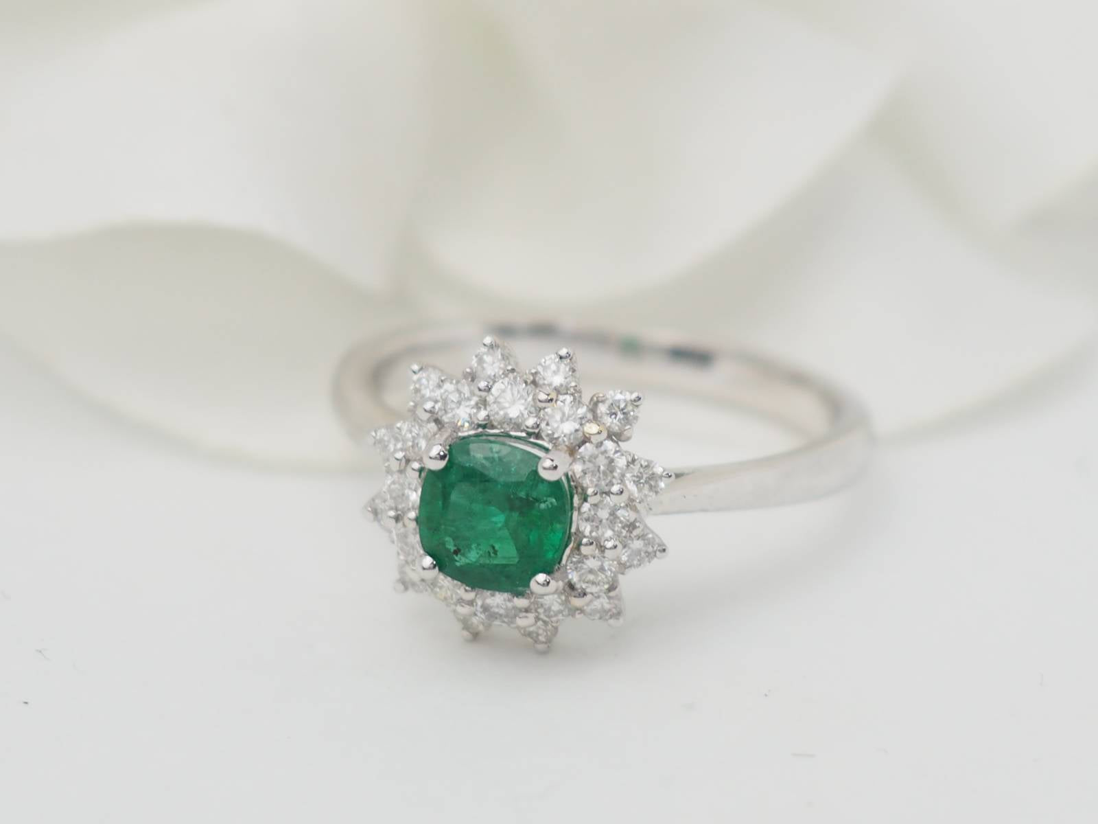 Bague double entourage en or blanc, émeraude 0.64ct et diamants