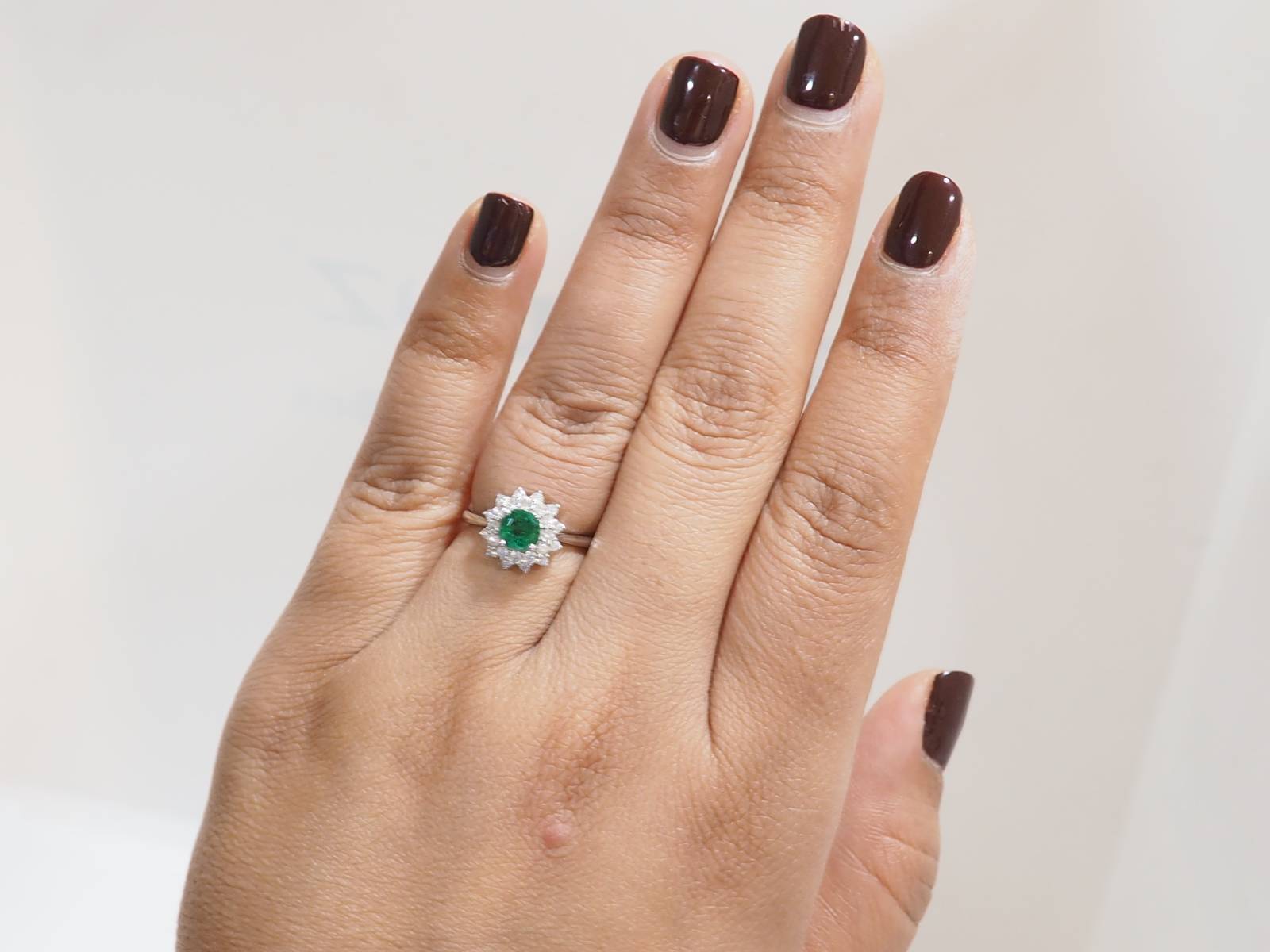 Bague double entourage en or blanc, émeraude 0.64ct et diamants