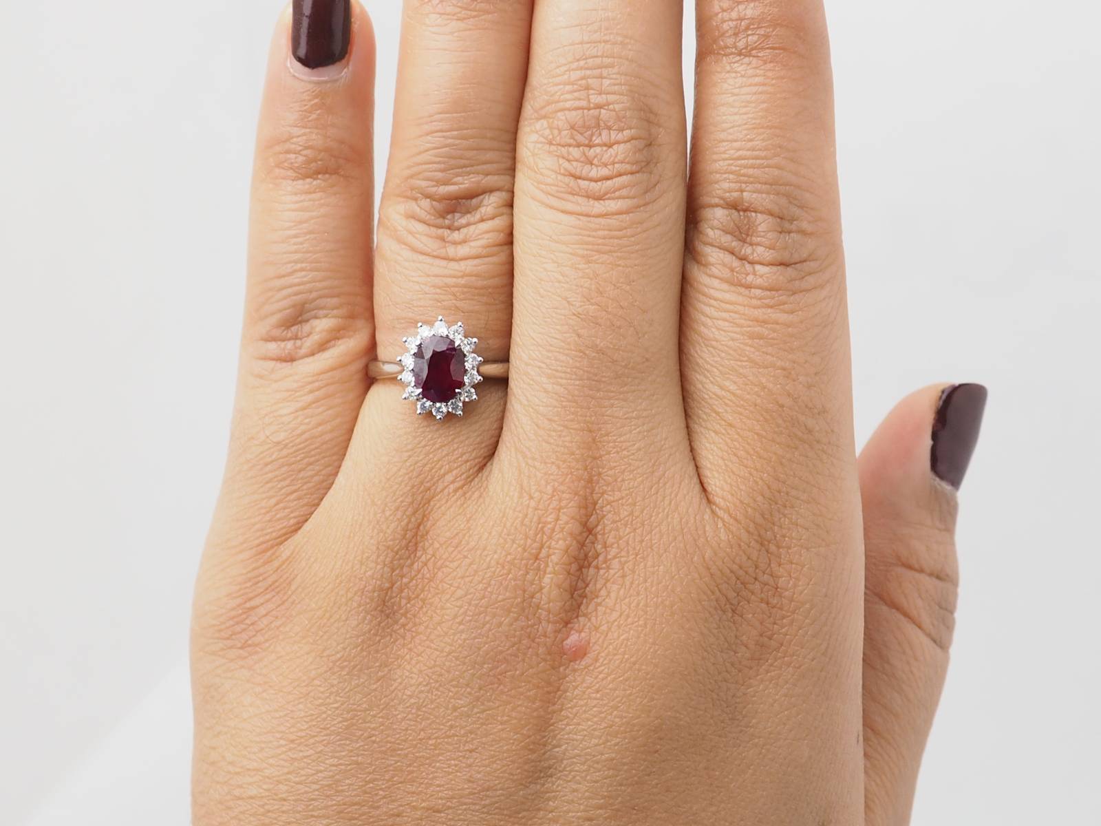 Bague entourage en or or blanc, rubis 0.95ct et diamants