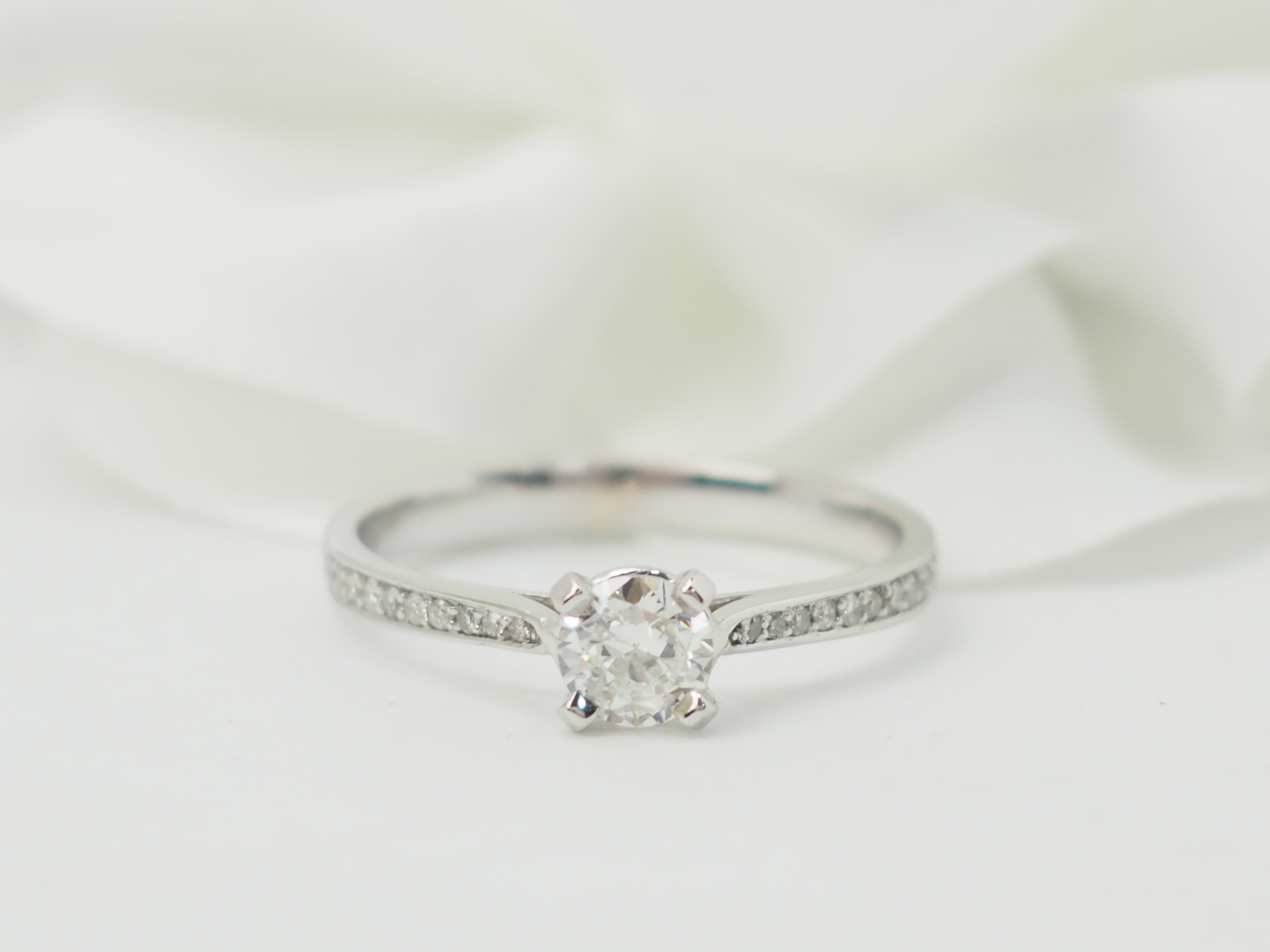 Bague solitaire en or blanc et diamant 0.35ct