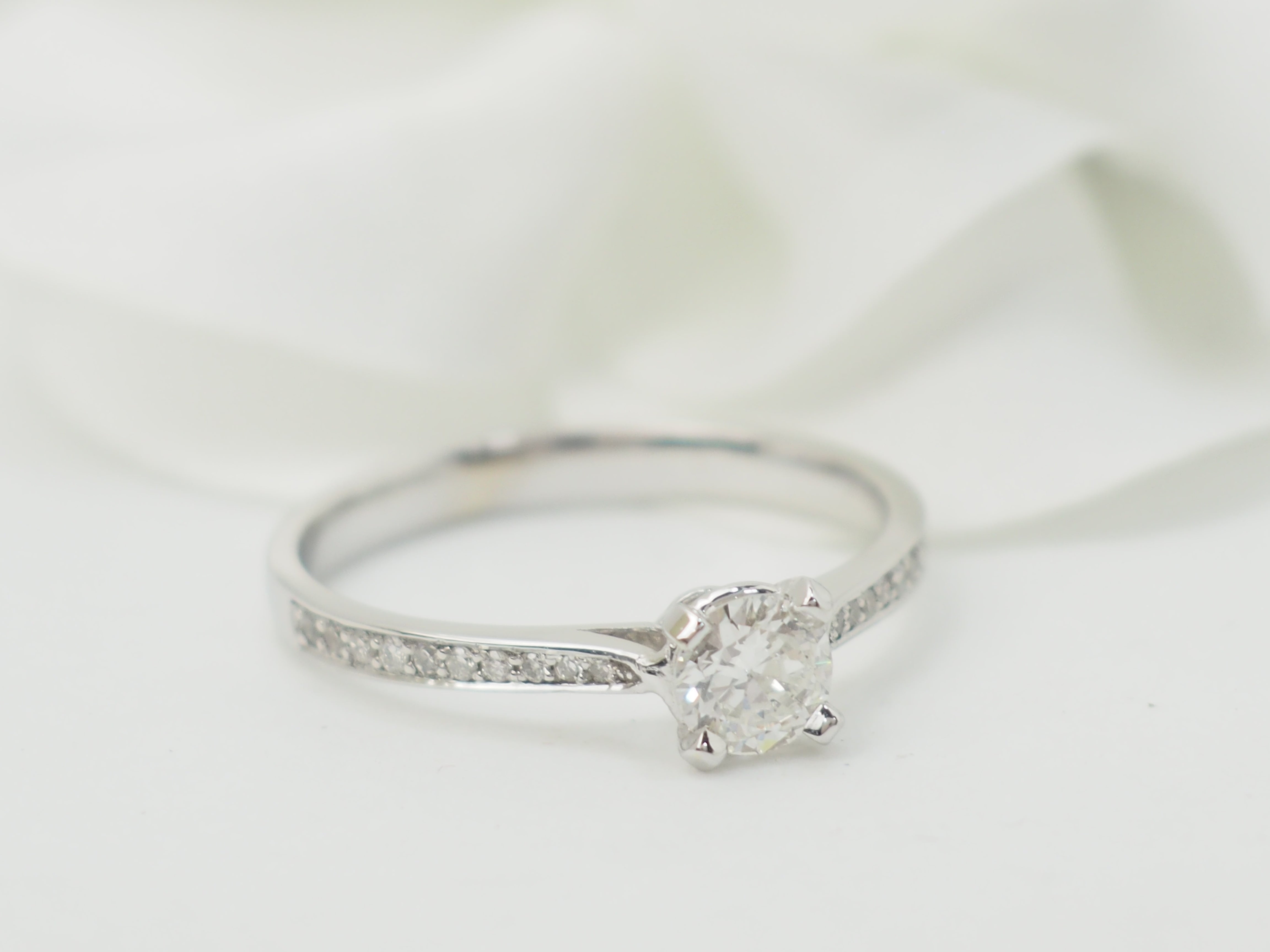 Bague solitaire en or blanc et diamant 0.35ct
