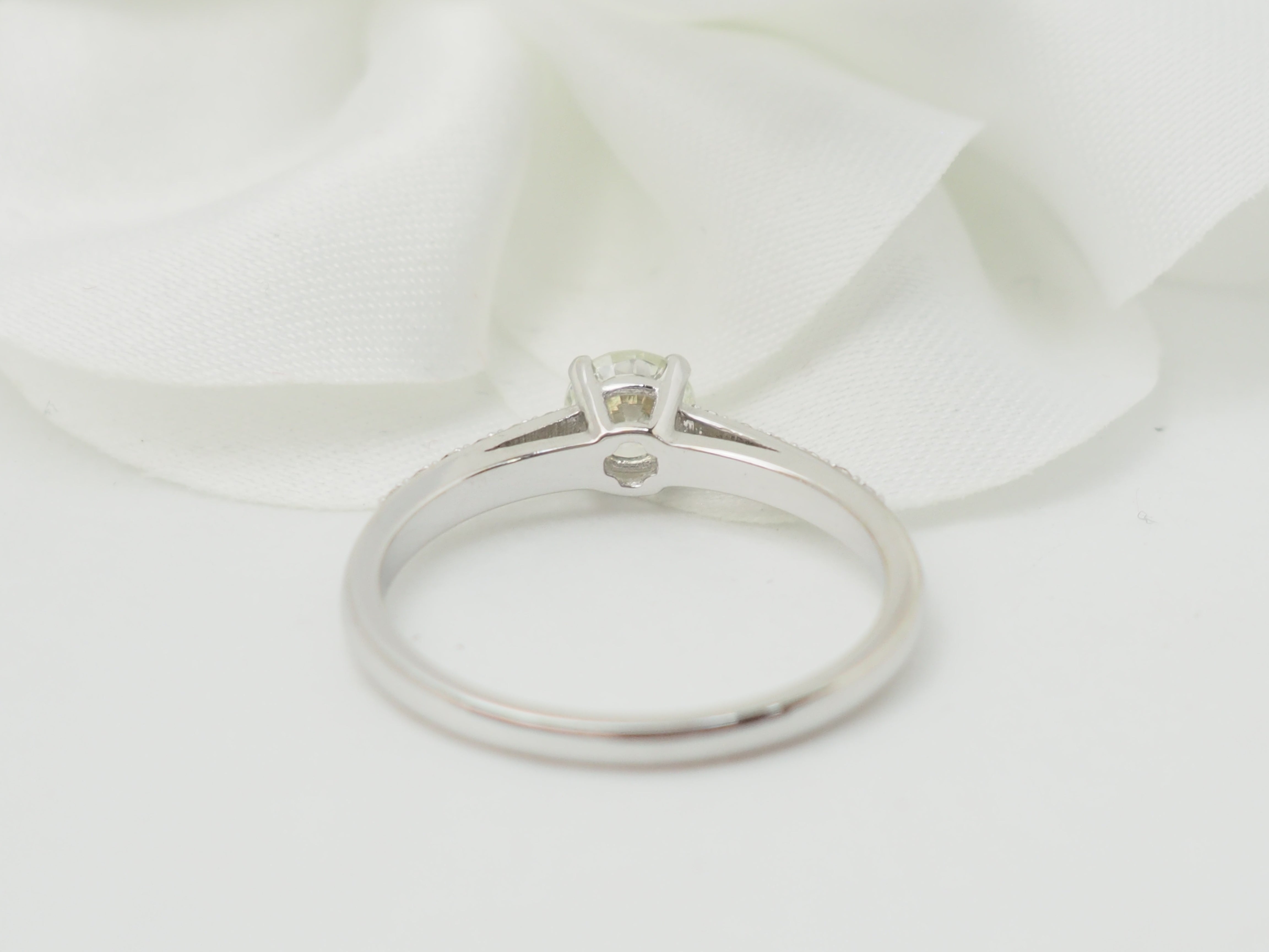 Bague solitaire en or blanc et diamant 0.41ct