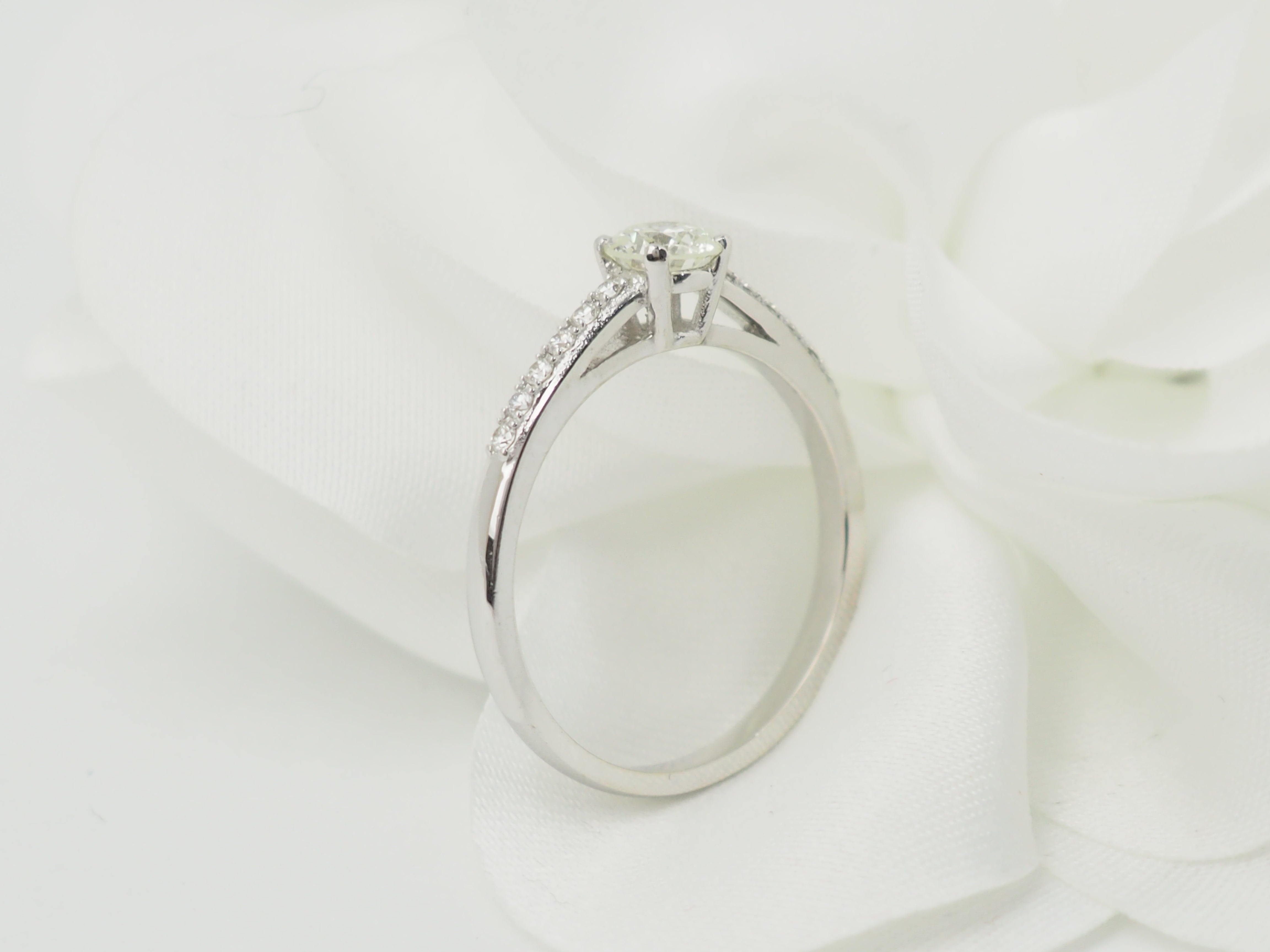 Bague solitaire en or blanc et diamant 0.41ct