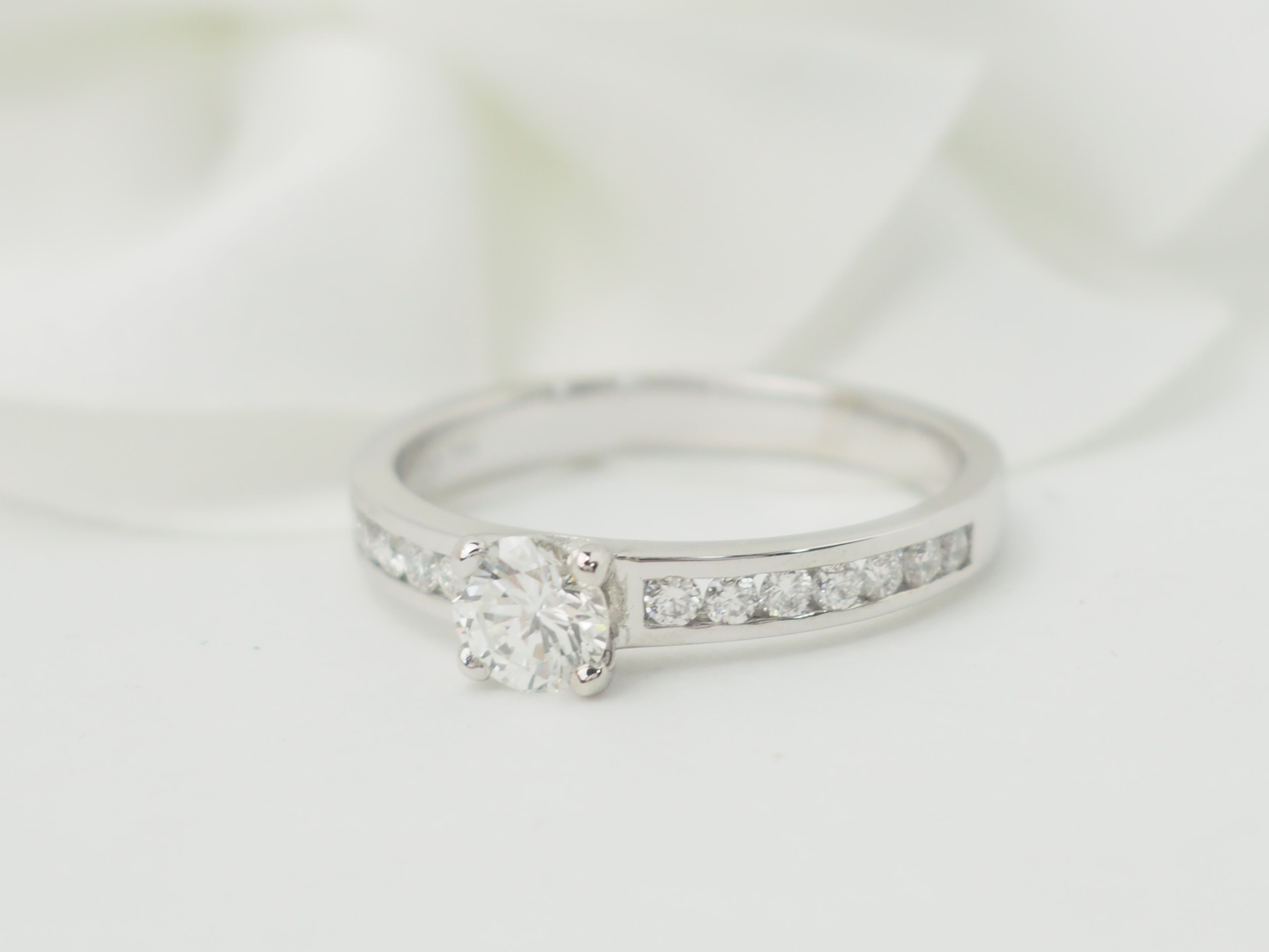 Bague solitaire en or blanc et diamant 0.37ct