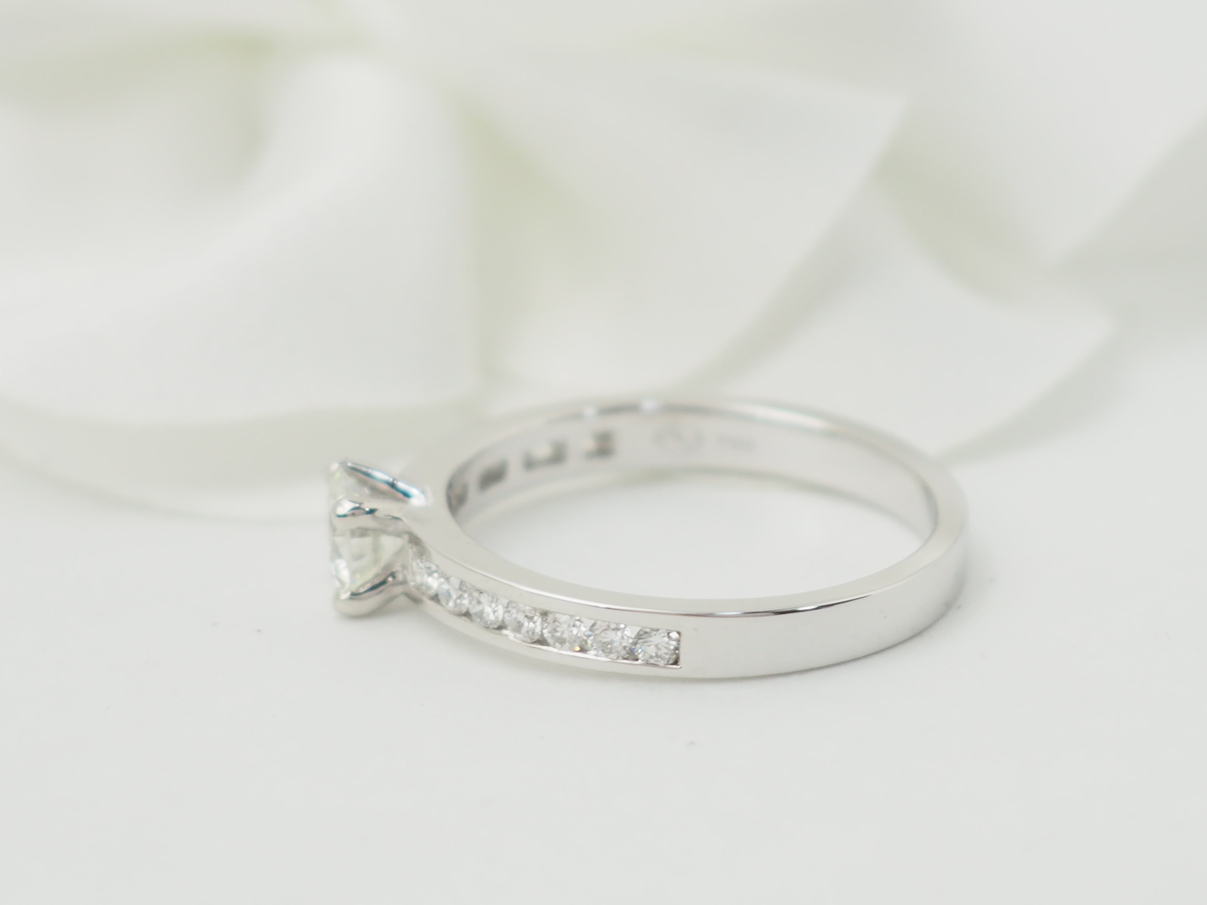 Bague solitaire en or blanc et diamant 0.37ct