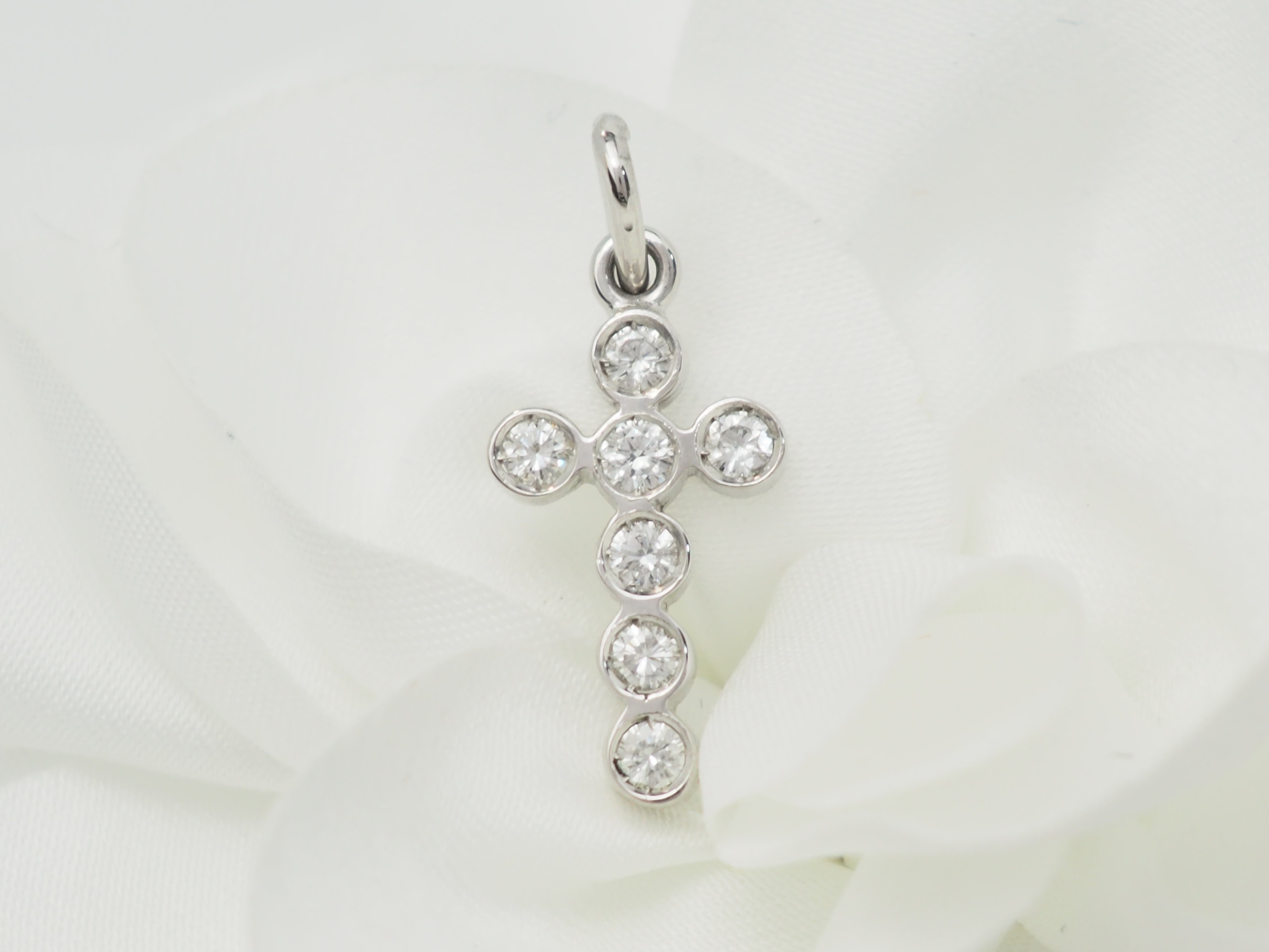 Pendentif croix en or blanc et diamants 0.35ct