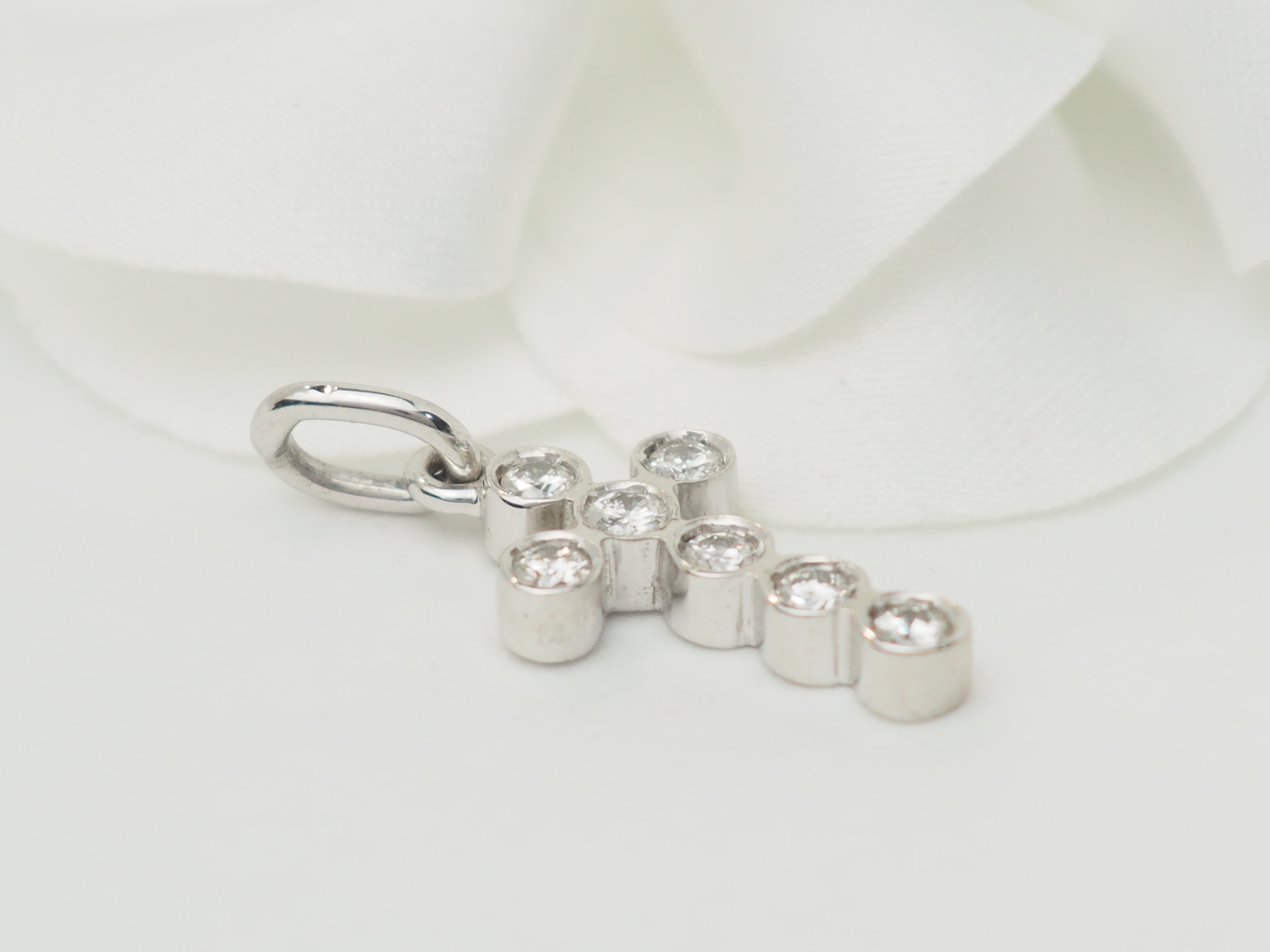 Pendentif croix en or blanc et diamants 0.35ct