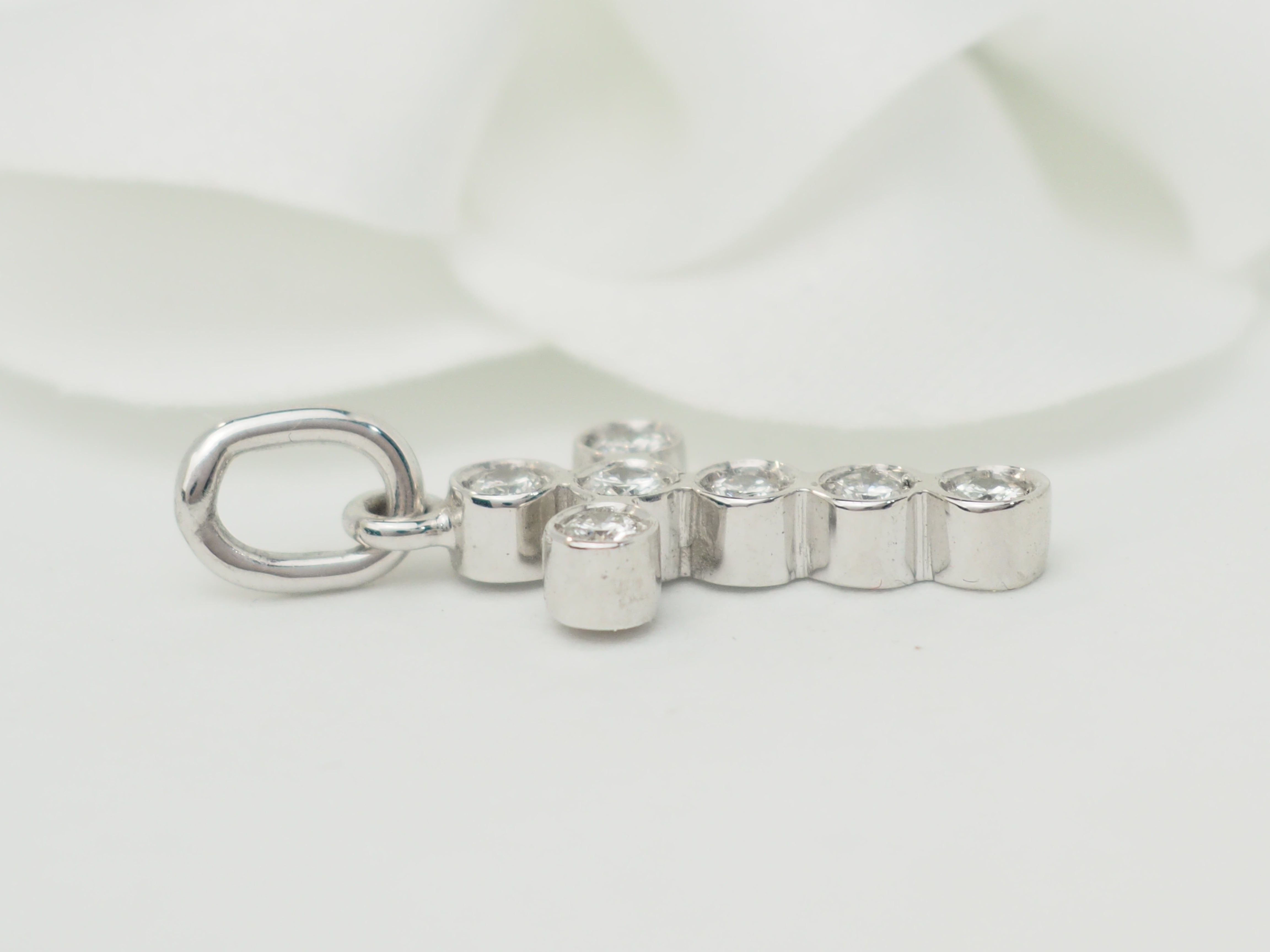 Pendentif croix en or blanc et diamants 0.35ct