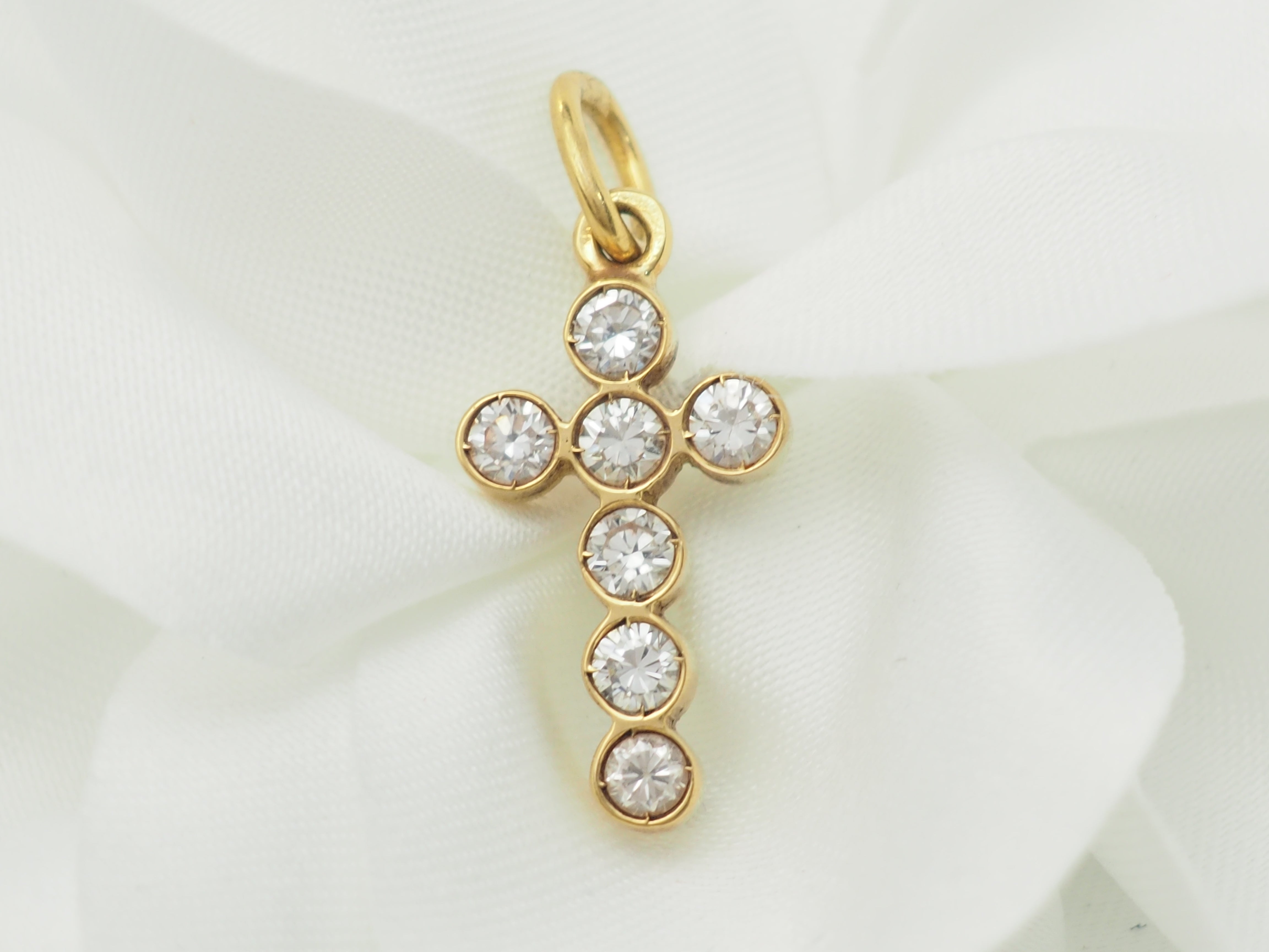 Pendentif croix en or jaune et diamants 0.40ct